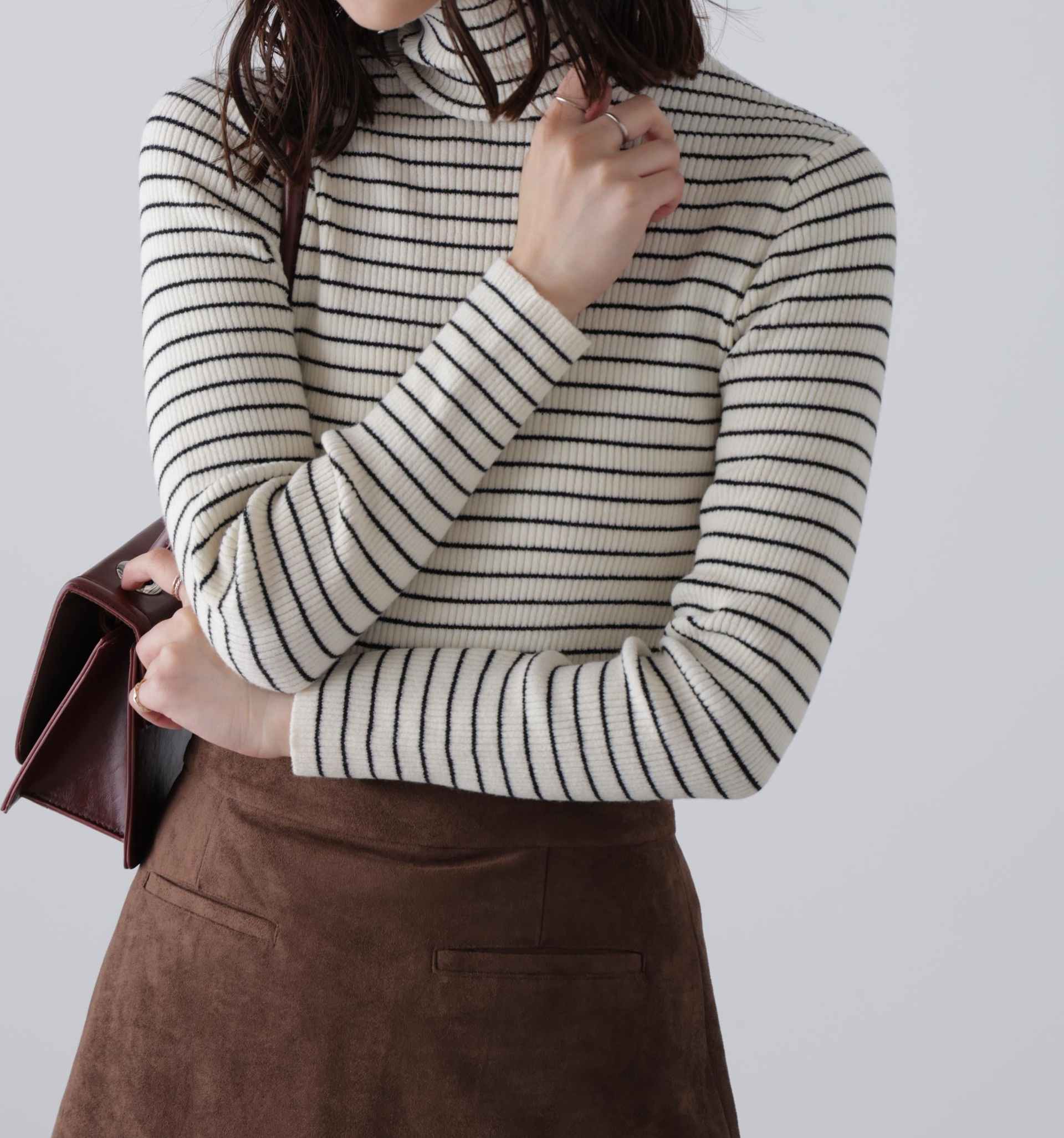 タートルネックリブニット ホワイト×ブラック1