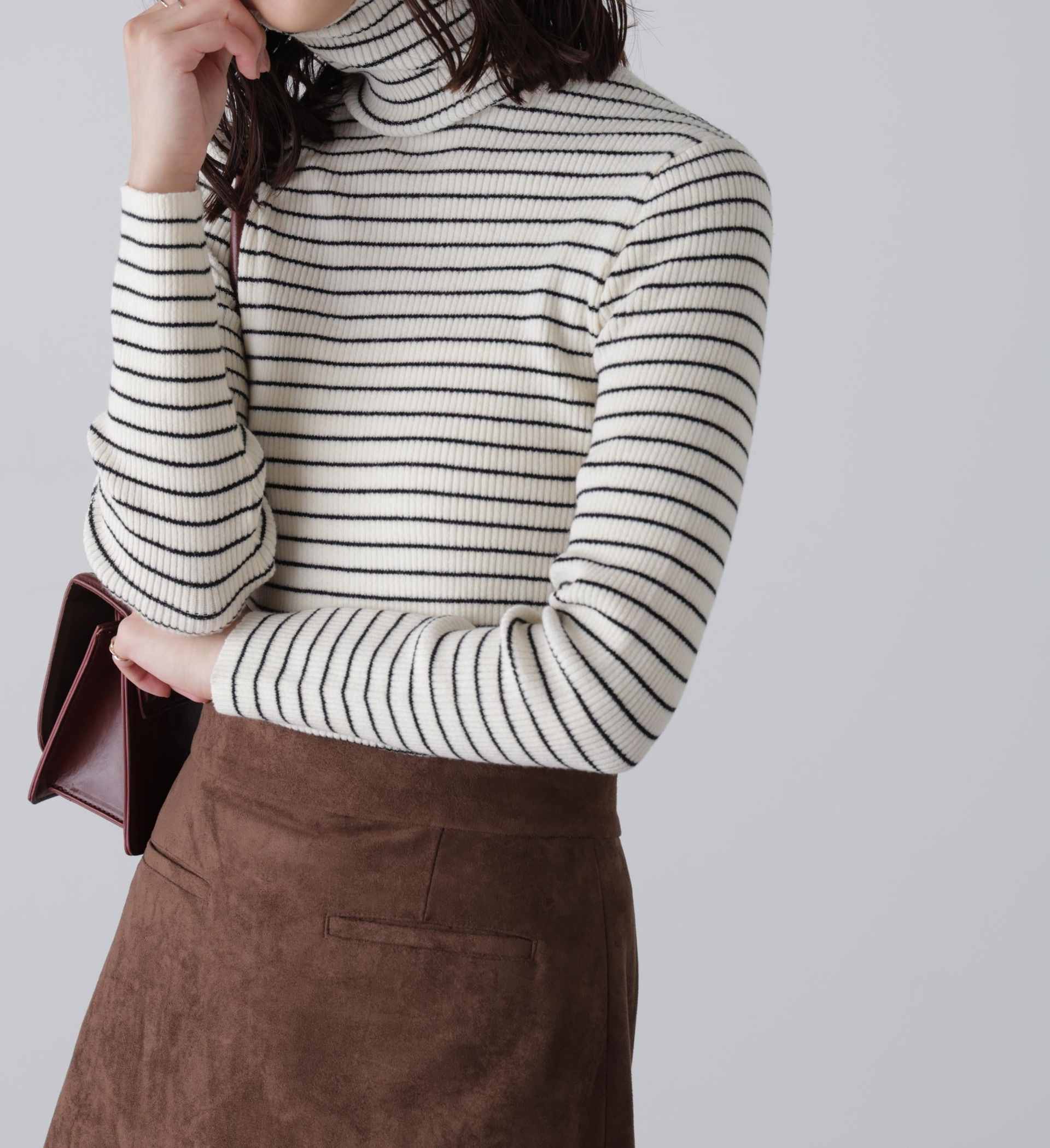 タートルネックリブニット ホワイト×ブラック1