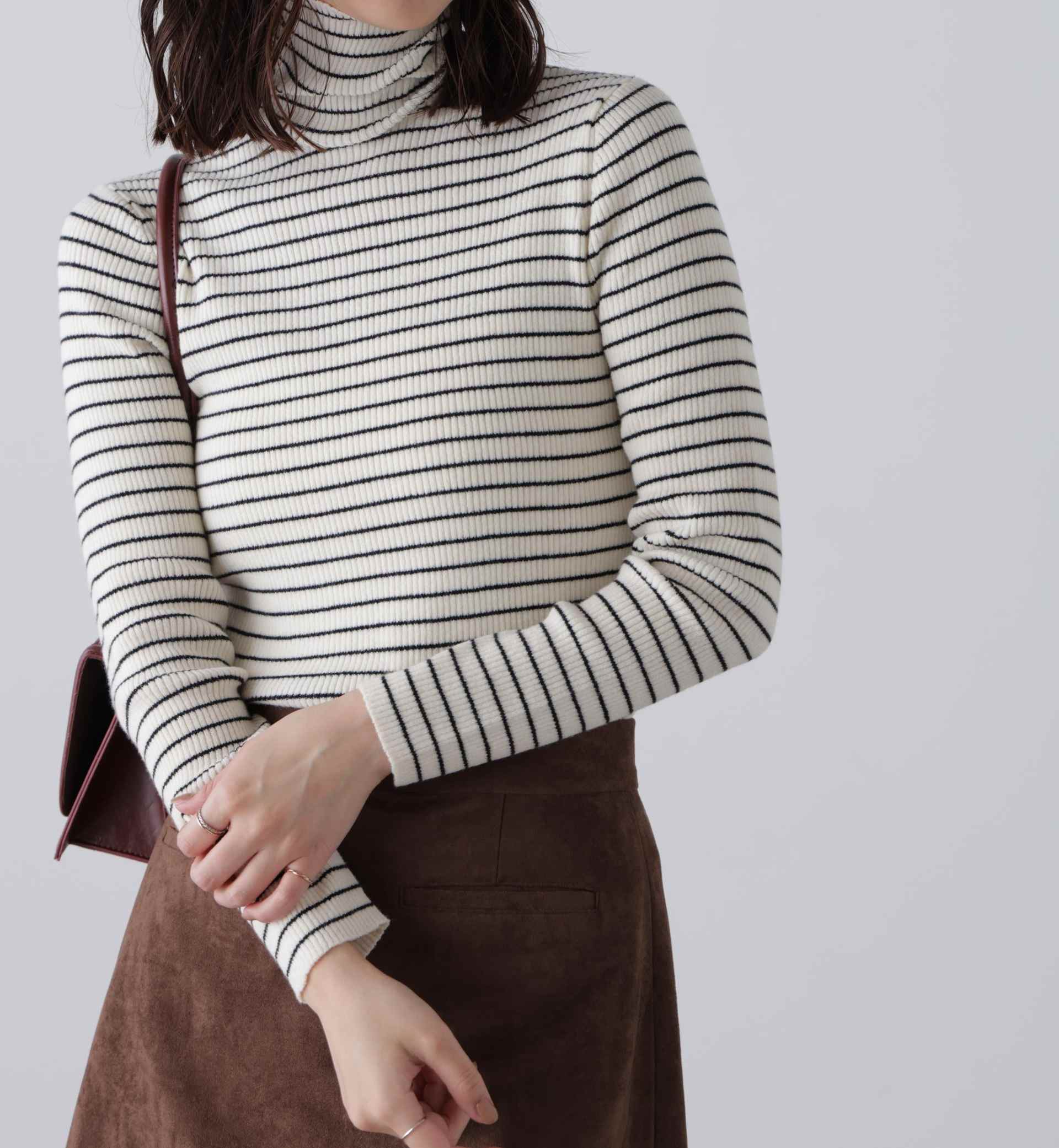 タートルネックリブニット ホワイト×ブラック1