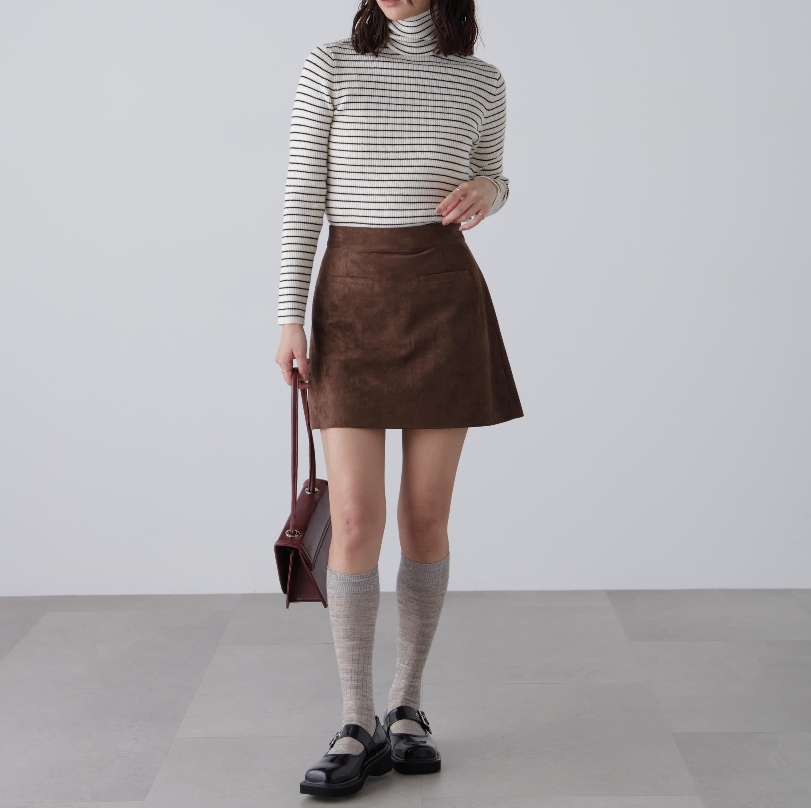 タートルネックリブニット ホワイト×ブラック1