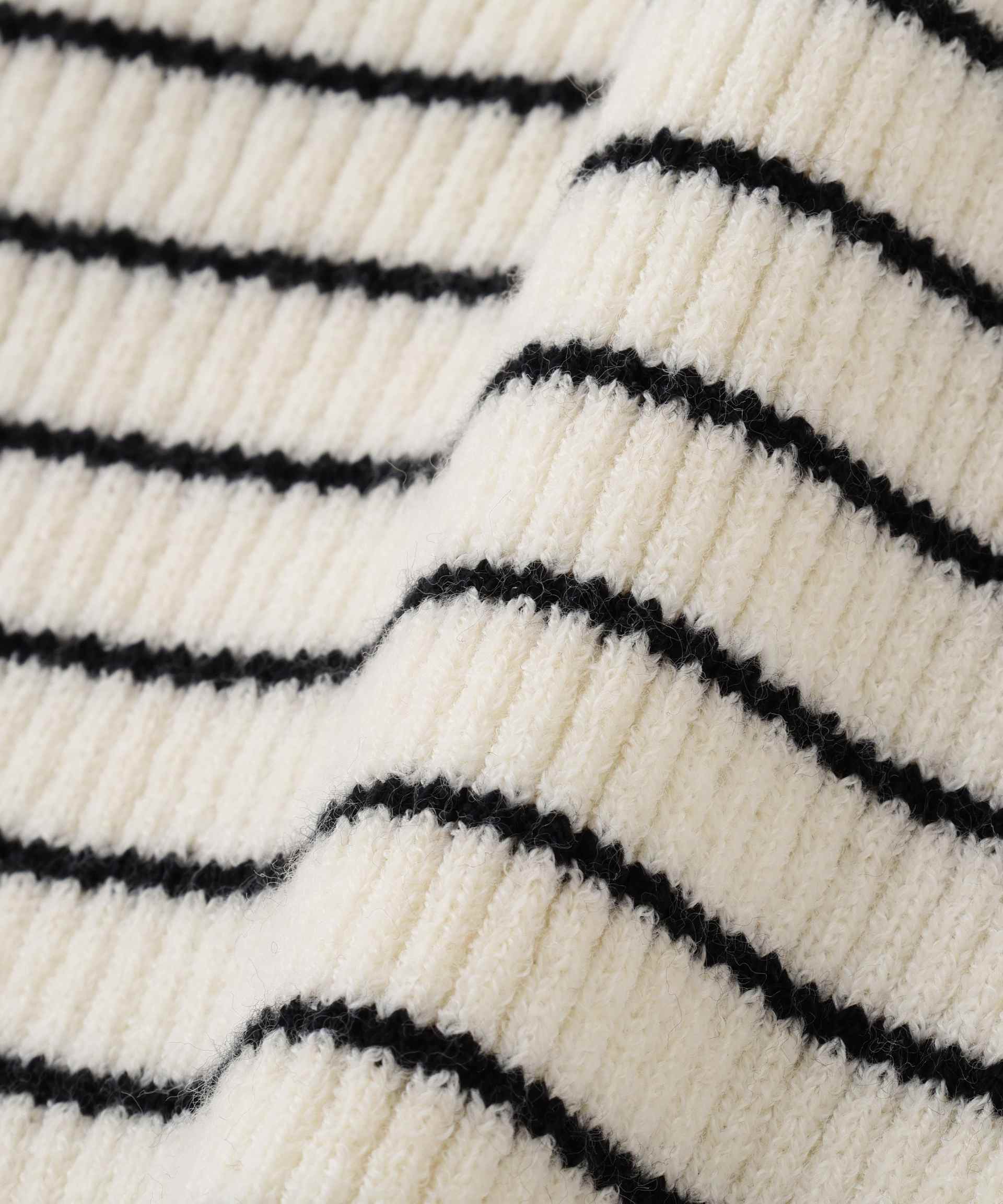 タートルネックリブニット ホワイト×ブラック1