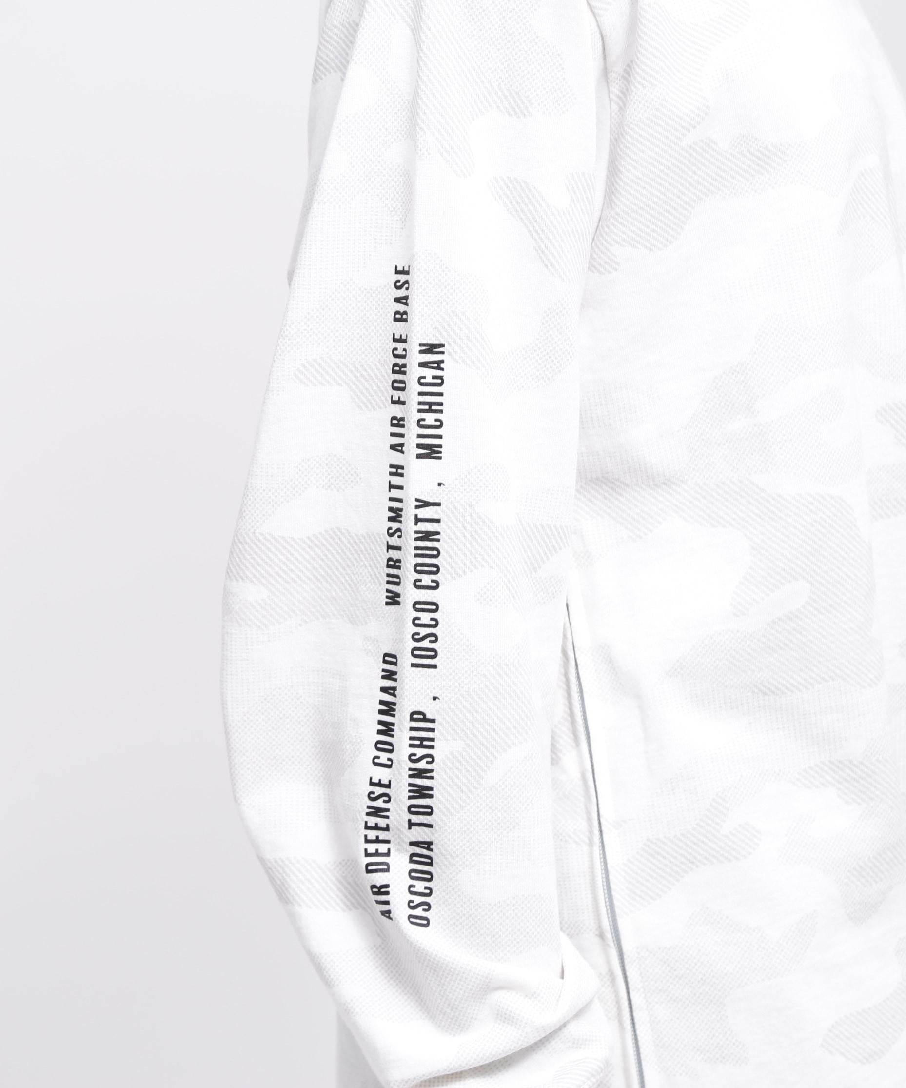 SIDE ZIP STENCIL T-SHI>T "HAT IN THE >ING" / サイドジップ ステンシル 長袖Tシャツ "ハット  ホワイトカモ34