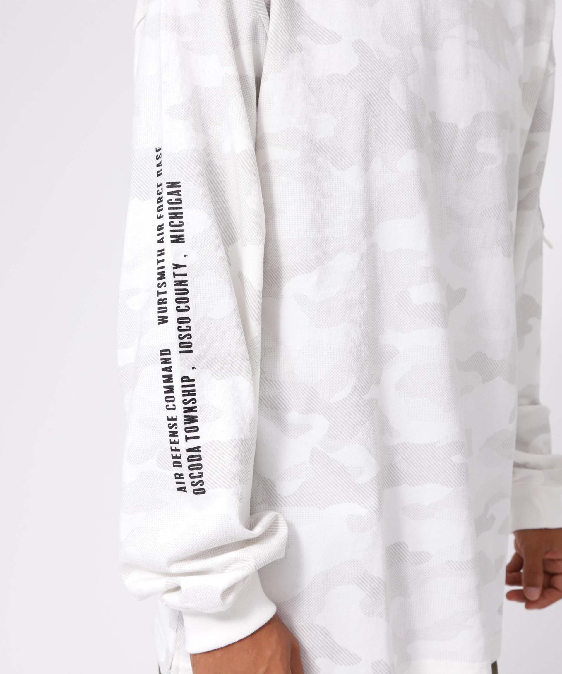SIDE ZIP STENCIL T-SHI>T "HAT IN THE >ING" / サイドジップ ステンシル 長袖Tシャツ "ハット  ホワイトカモ34