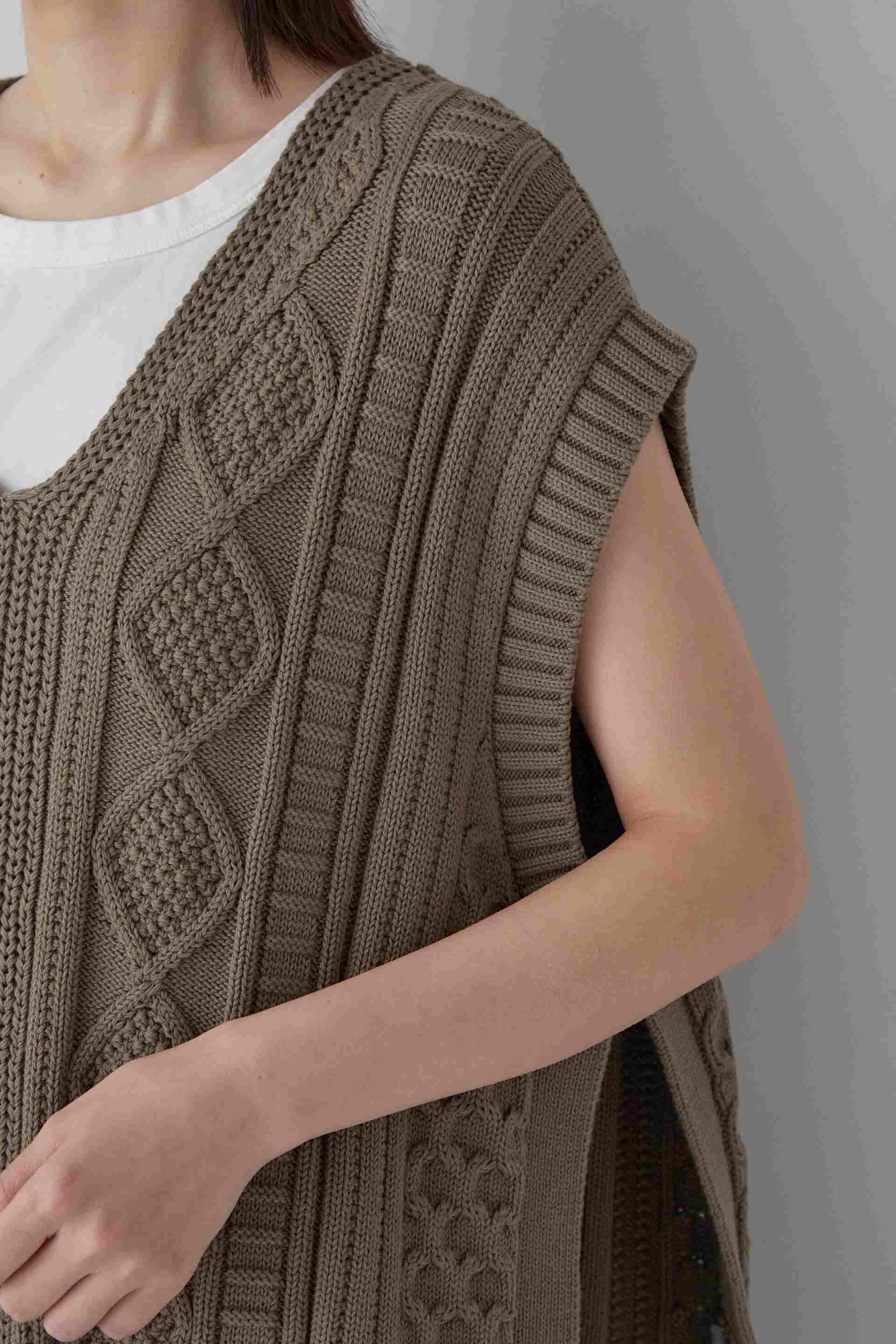 ◆ケーブル編みニットベスト カーキ