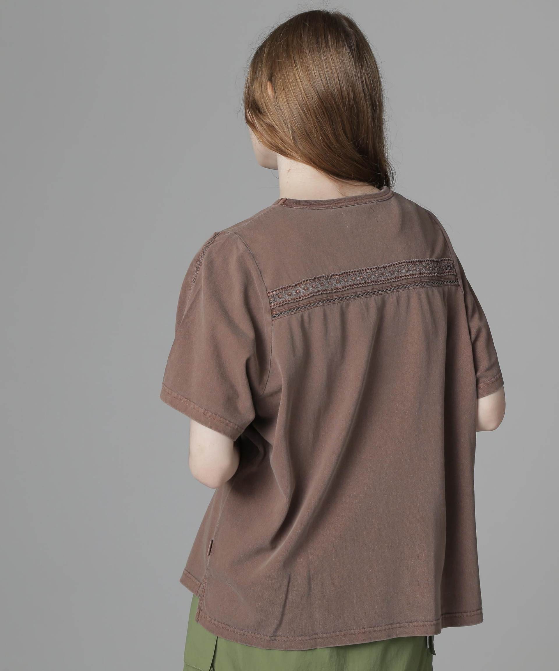 《直営店限定》LACE DETAILS EMR>OIDE>Y T-SHI>T/レースディテール刺繍Tシャツ ブラウン