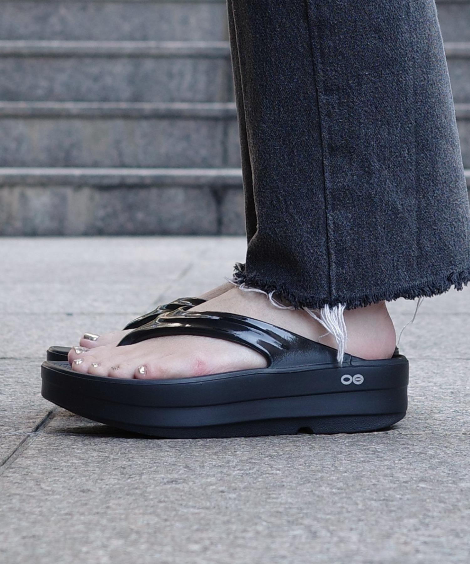 OOFOS/ウーフォス　OOmega ウーメガ　リカバリーサンダル　厚底 ブラック