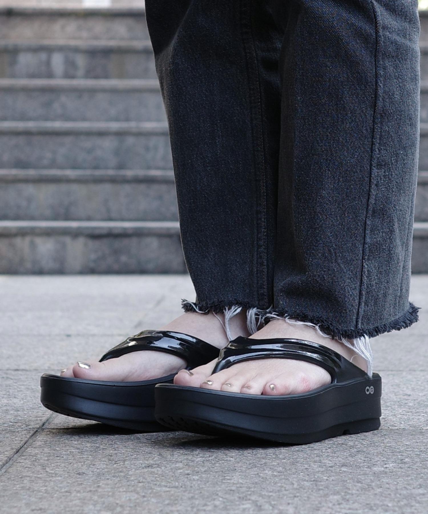 OOFOS/ウーフォス　OOmega ウーメガ　リカバリーサンダル　厚底 ブラック