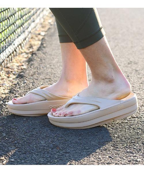 OOFOS/ウーフォス　OOmega ウーメガ　リカバリーサンダル　厚底 ベージュ