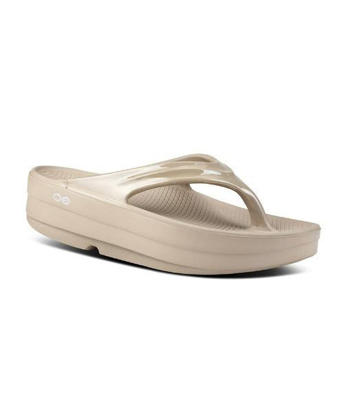 OOFOS/ウーフォス　OOmega ウーメガ　リカバリーサンダル　厚底 ベージュ