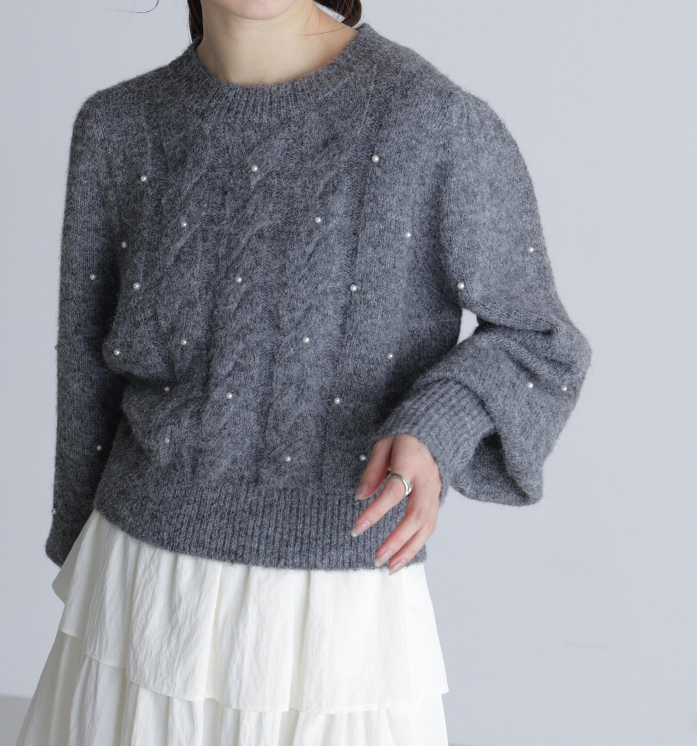 パール付きケーブルショート丈ニット グレー