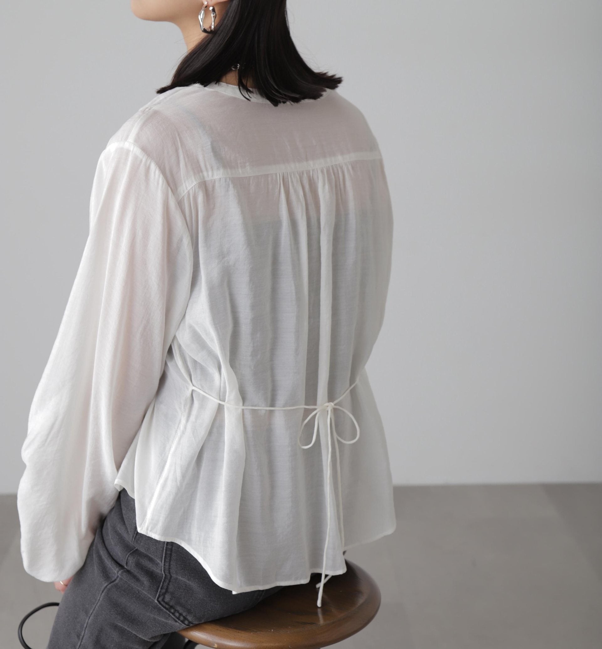 V-neck shirring blouse