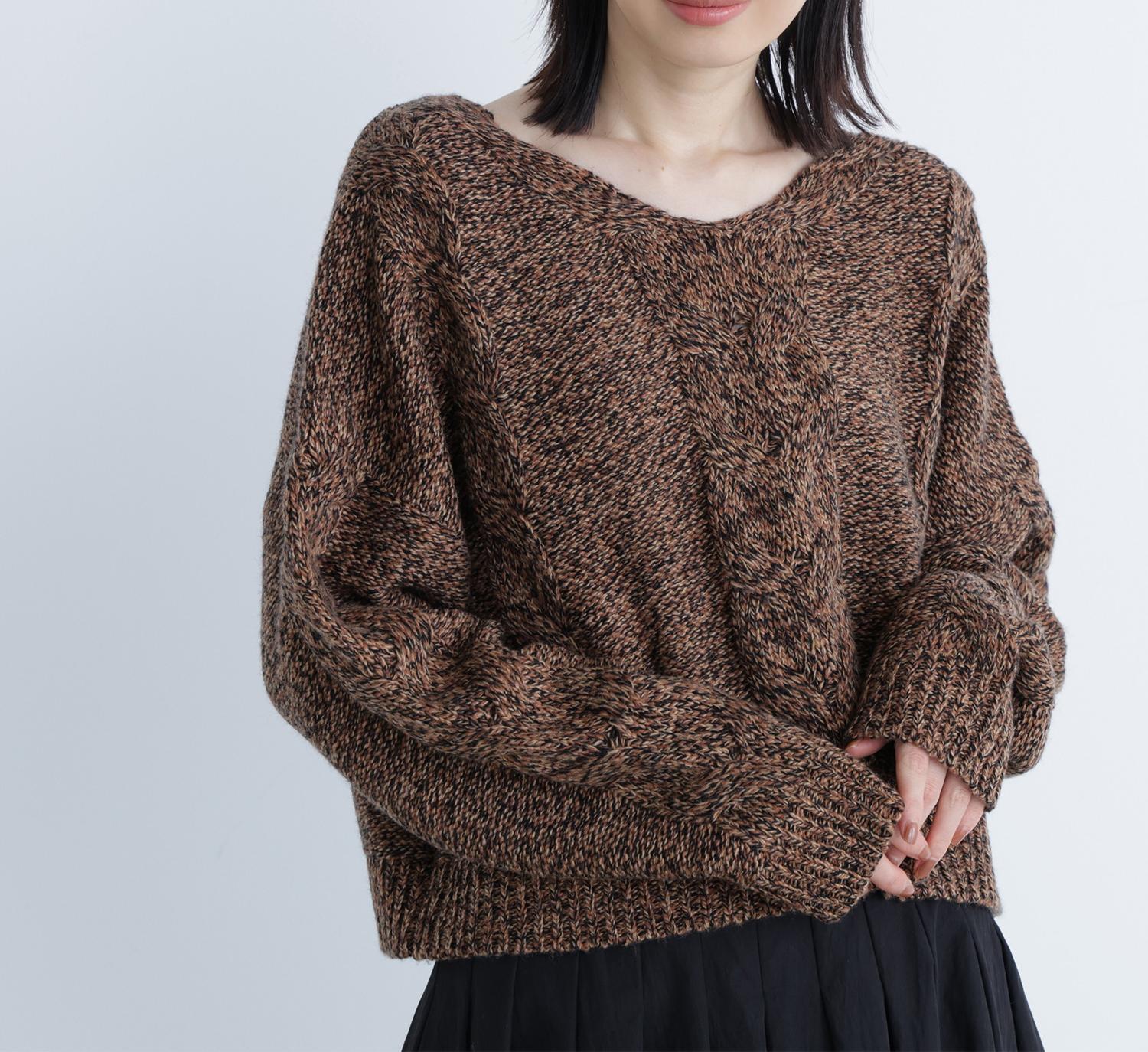 Vネックケーブルニット ブラウンベース2