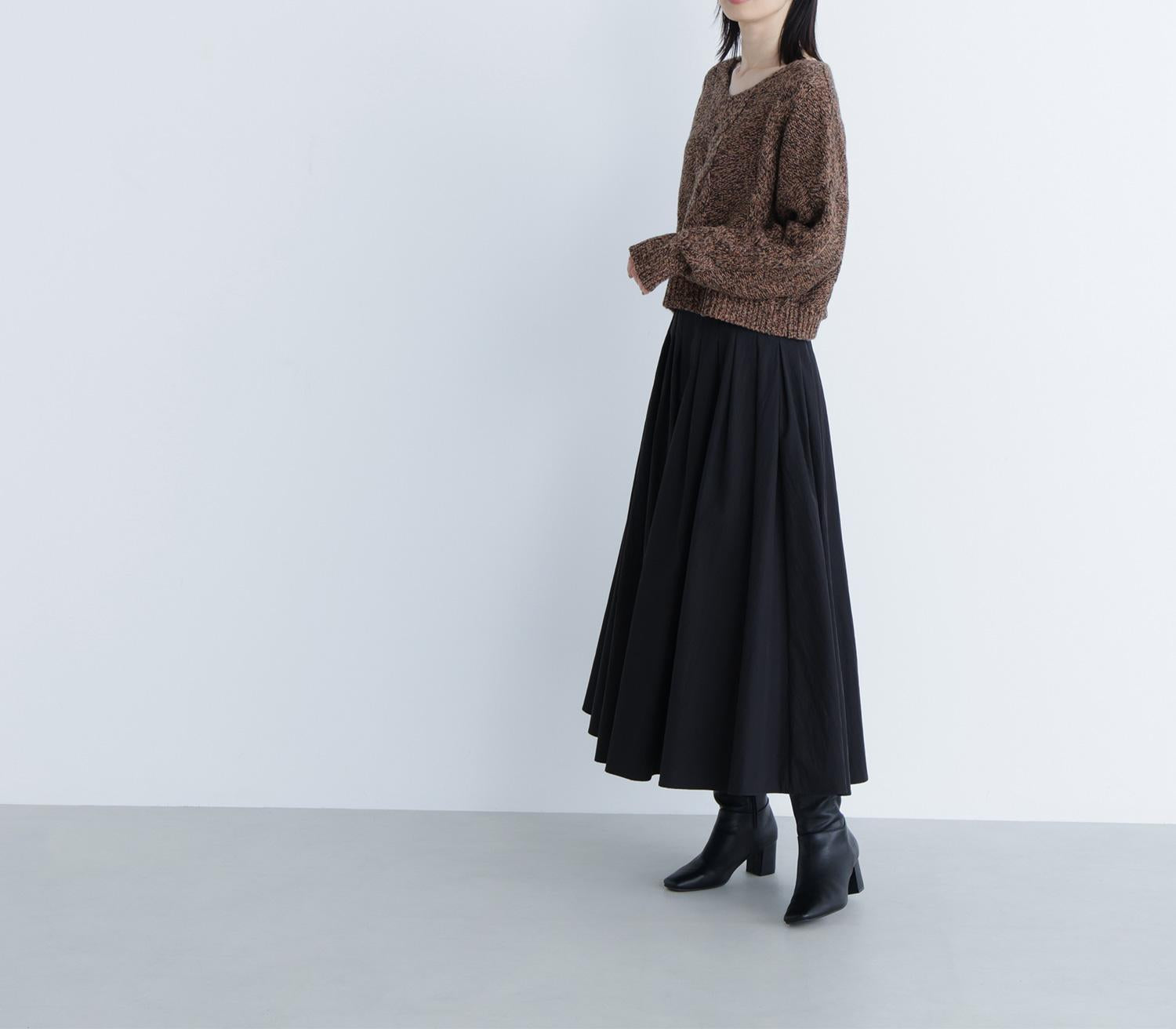 Vネックケーブルニット ブラウンベース2