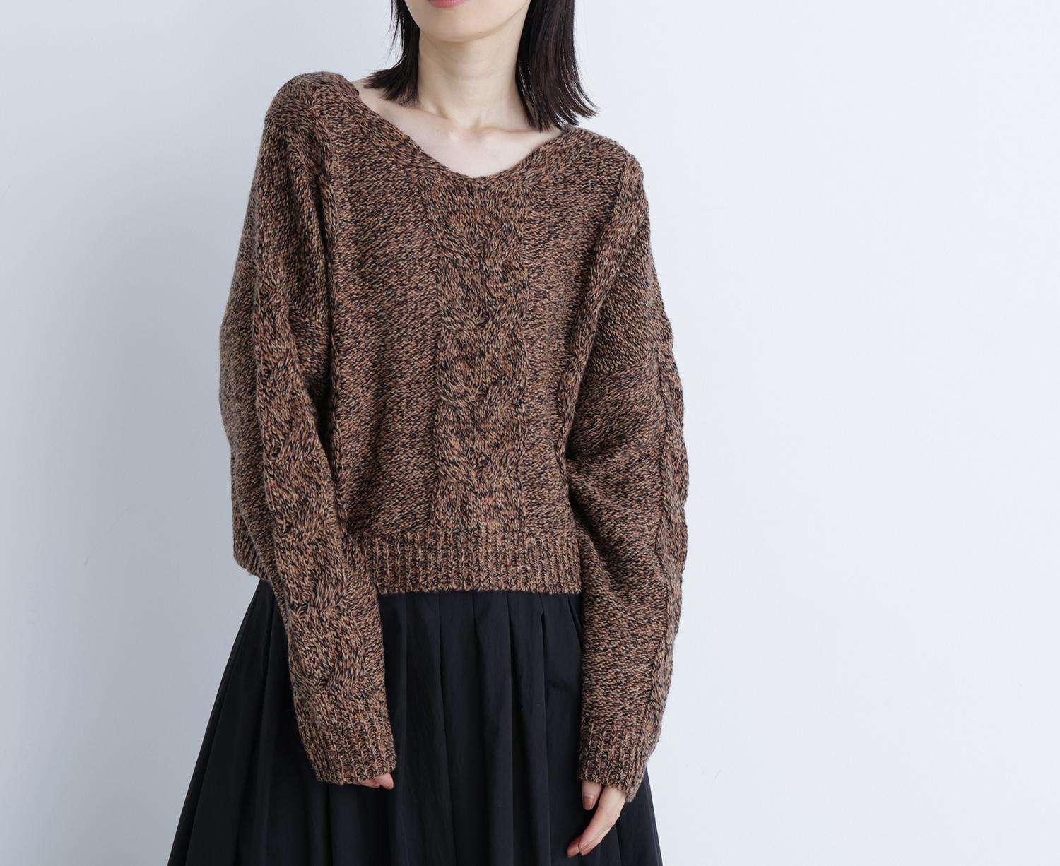 Vネックケーブルニット ブラウンベース2