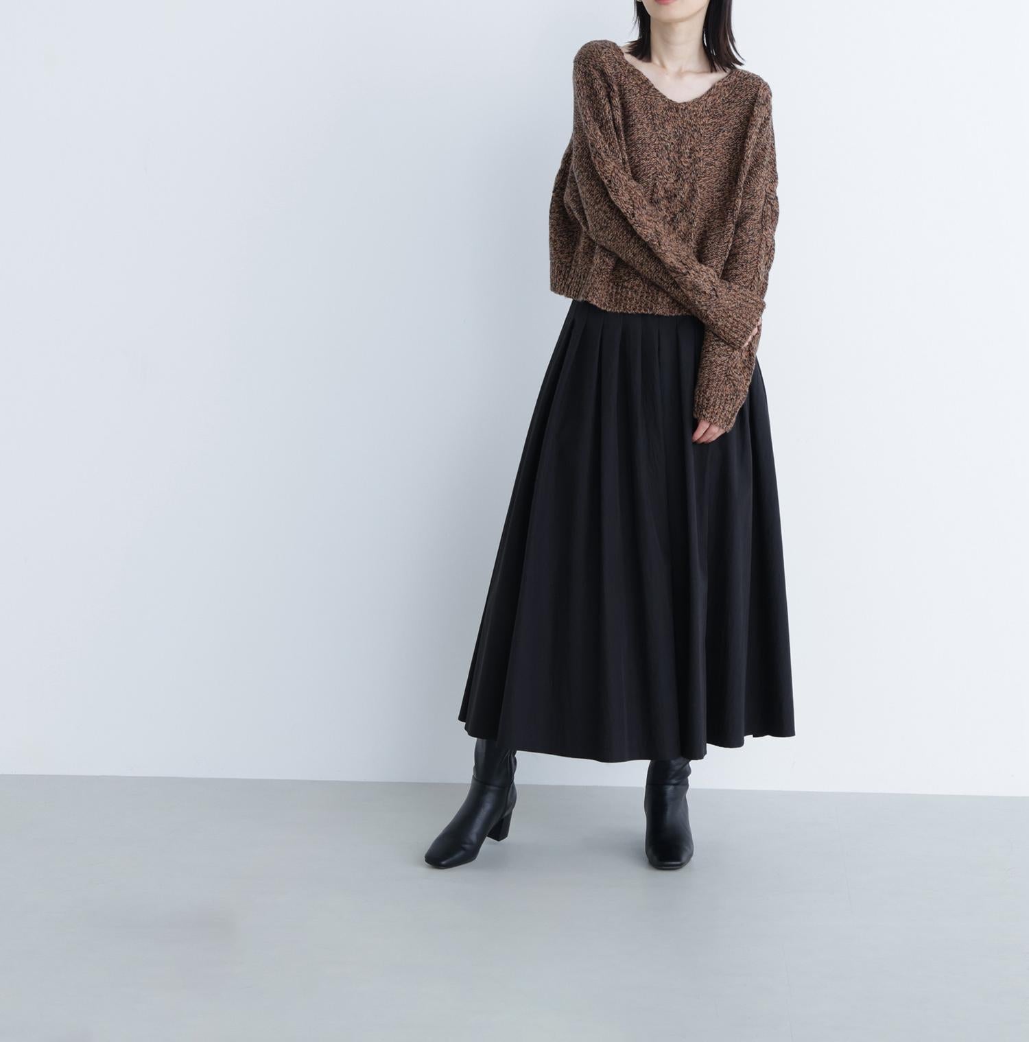 Vネックケーブルニット ブラウンベース2