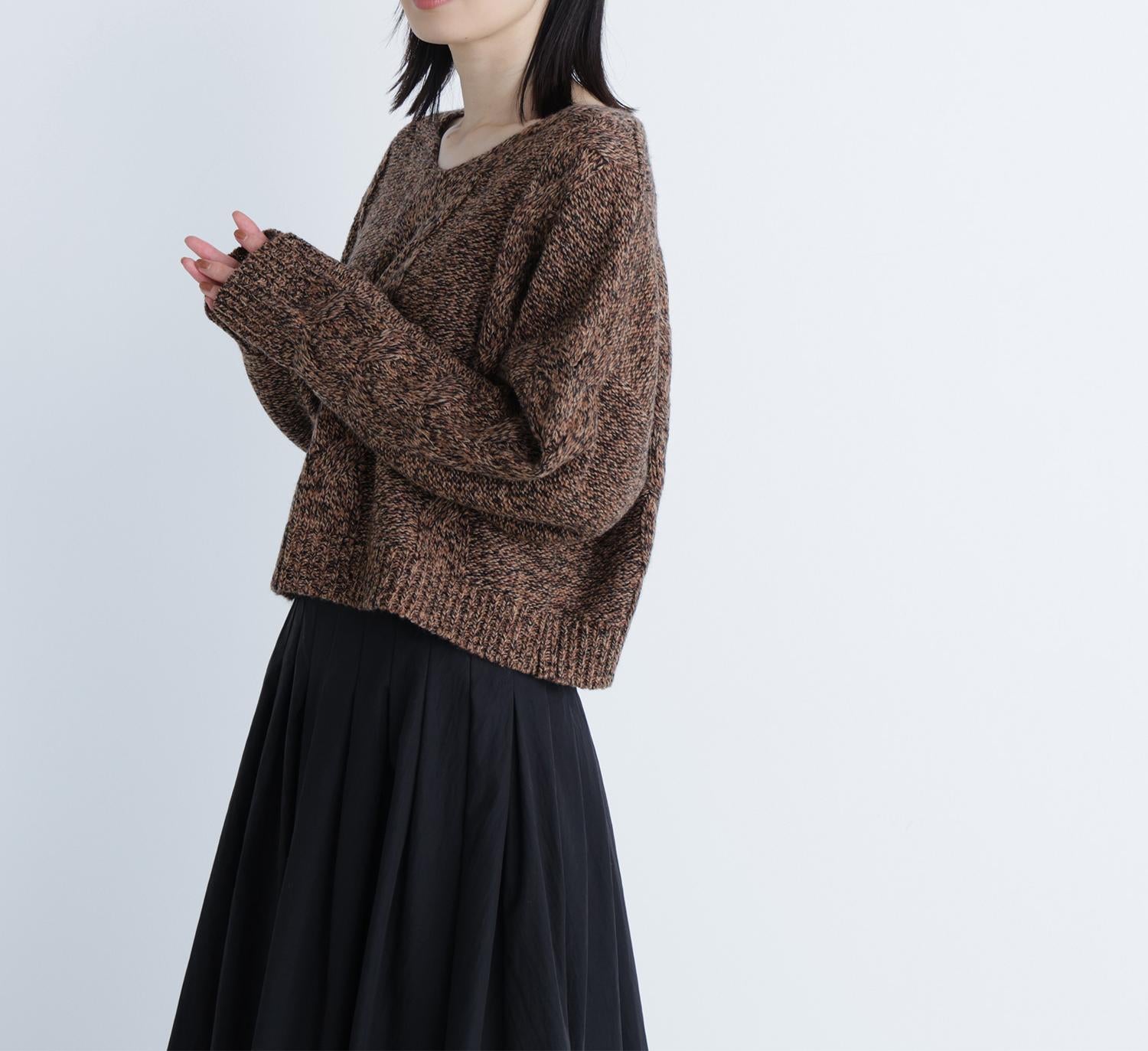 Vネックケーブルニット ブラウンベース2