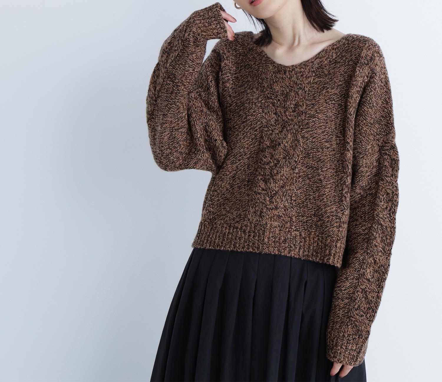 Vネックケーブルニット ブラウンベース2