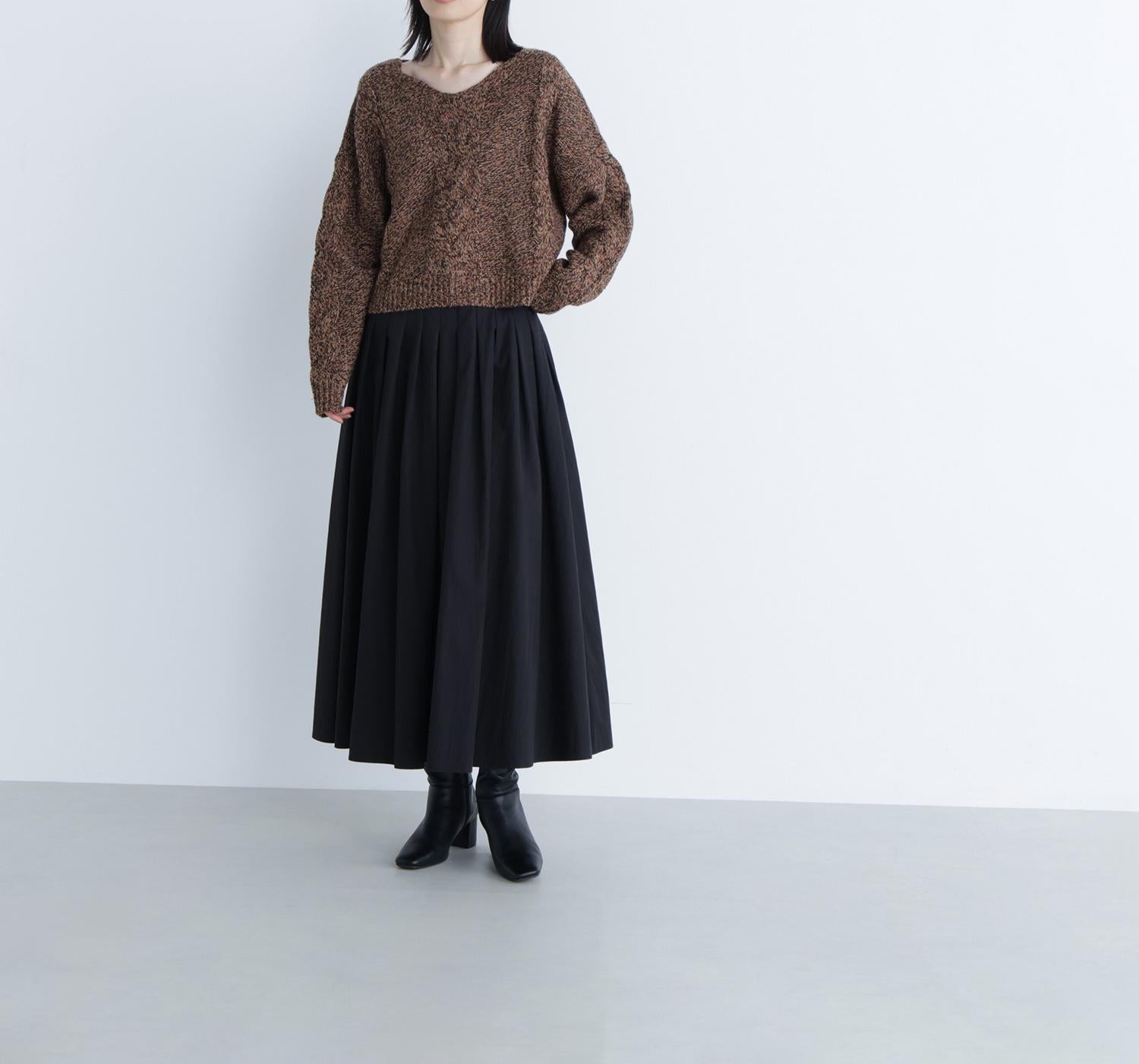 Vネックケーブルニット ブラウンベース2