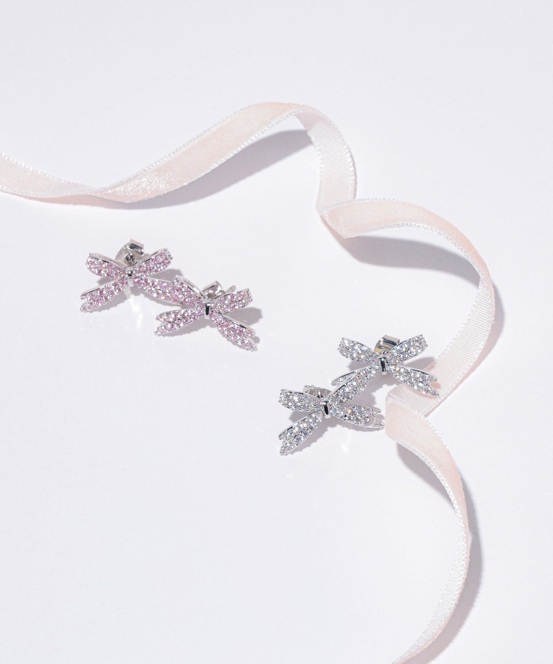 Cubic パヴェリボンピアス ピンク