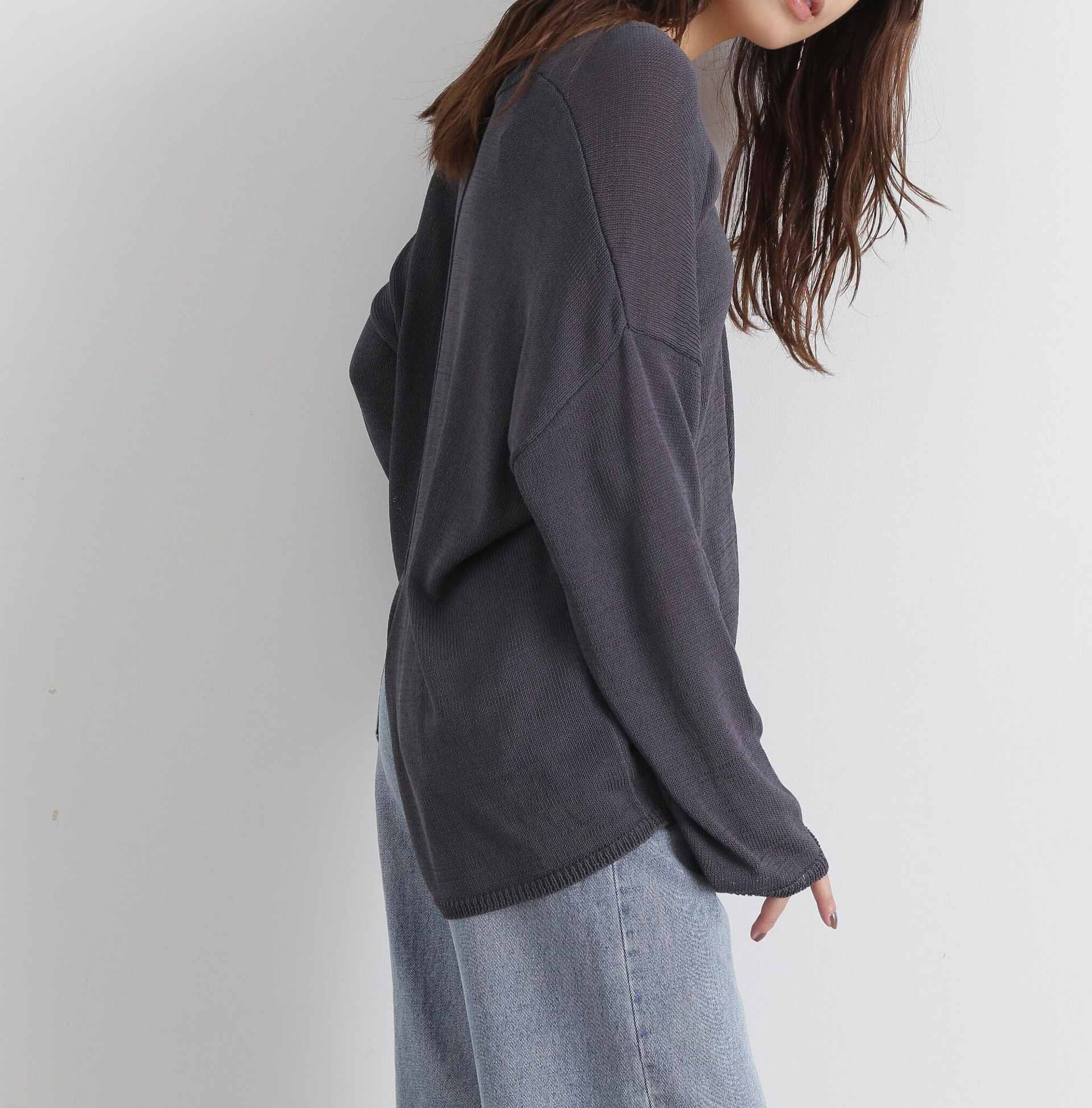 ディープVネックボクシーニット チャコール1