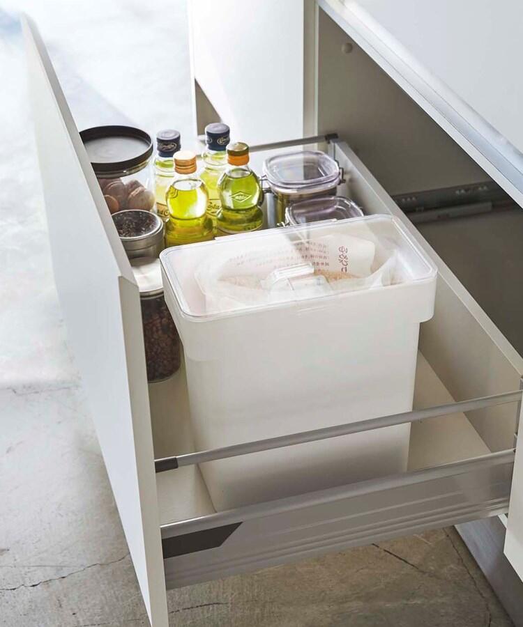 トゥーワントゥーキッチン ストア 212 KITCHEN STORE 密閉袋ゴト米ビツ 5kg 計量カップ付き 山崎実業 ＜tower タワー＞ （ホワイト(879)） ホワイト(879)