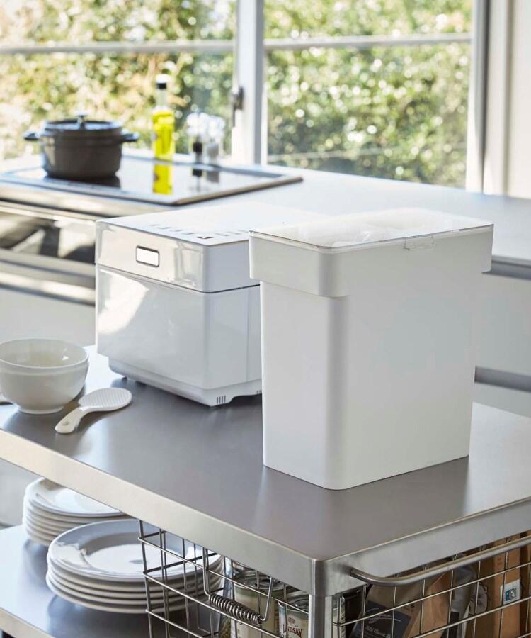 トゥーワントゥーキッチン ストア 212 KITCHEN STORE 密閉袋ゴト米ビツ 5kg 計量カップ付き 山崎実業 ＜tower タワー＞ （ホワイト(879)） ホワイト(879)