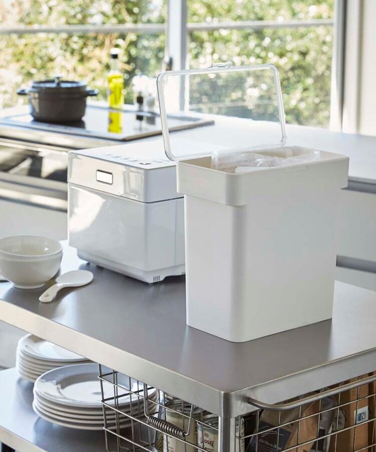 トゥーワントゥーキッチン ストア 212 KITCHEN STORE 密閉袋ゴト米ビツ 5kg 計量カップ付き 山崎実業 ＜tower タワー＞ （ホワイト(879)） ホワイト(879)