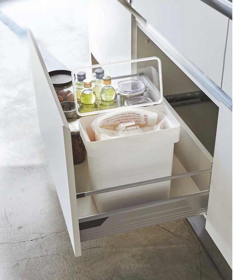 トゥーワントゥーキッチン ストア 212 KITCHEN STORE 密閉袋ゴト米ビツ 5kg 計量カップ付き 山崎実業 ＜tower タワー＞ （ホワイト(879)） ホワイト(879)