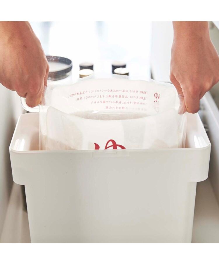 トゥーワントゥーキッチン ストア 212 KITCHEN STORE 密閉袋ゴト米ビツ 5kg 計量カップ付き 山崎実業 ＜tower タワー＞ （ホワイト(879)） ホワイト(879)