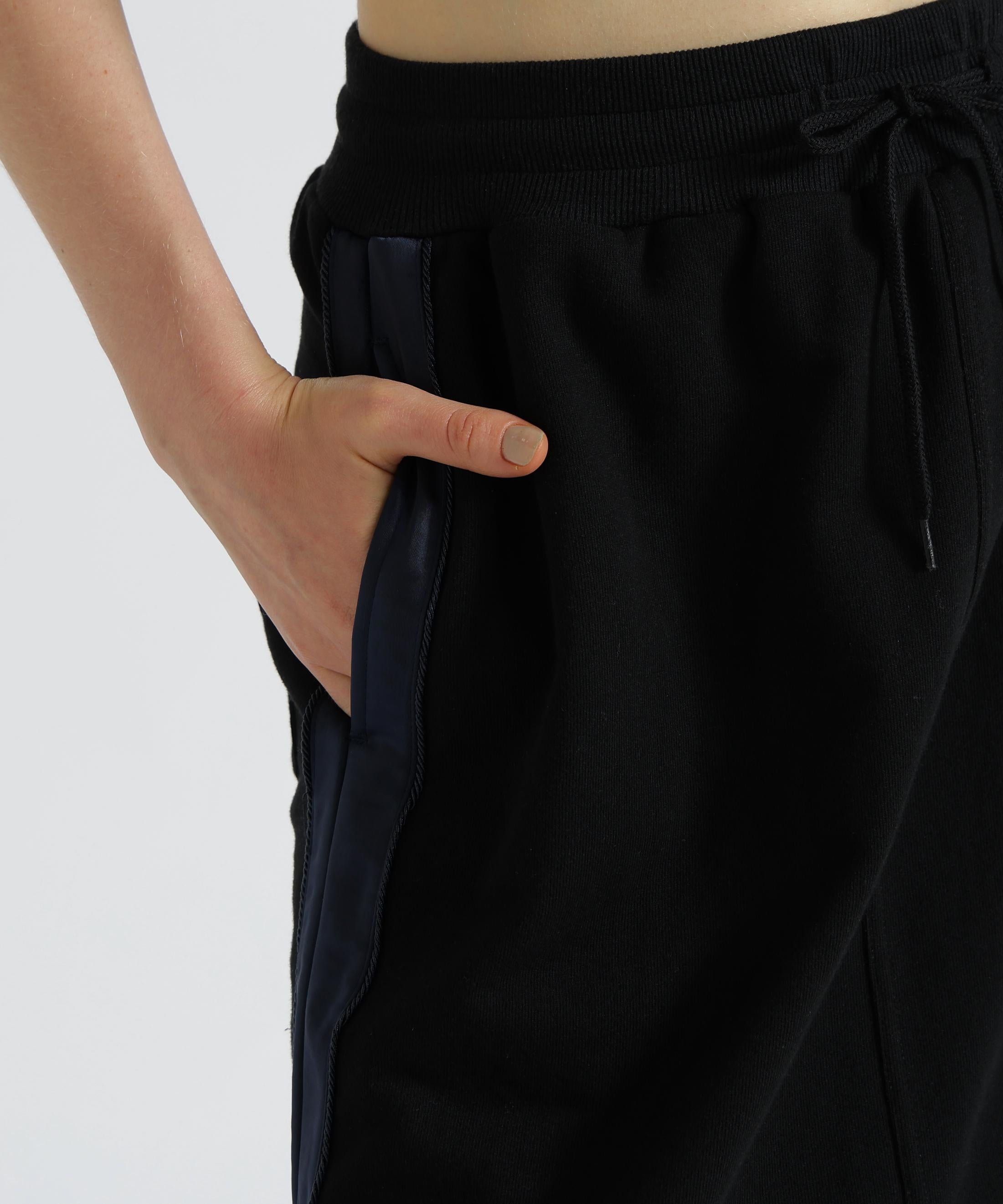 《SOUVENI> COLLECTION》WOMAN/SATIN SKA COMRI SKI>T ブラック