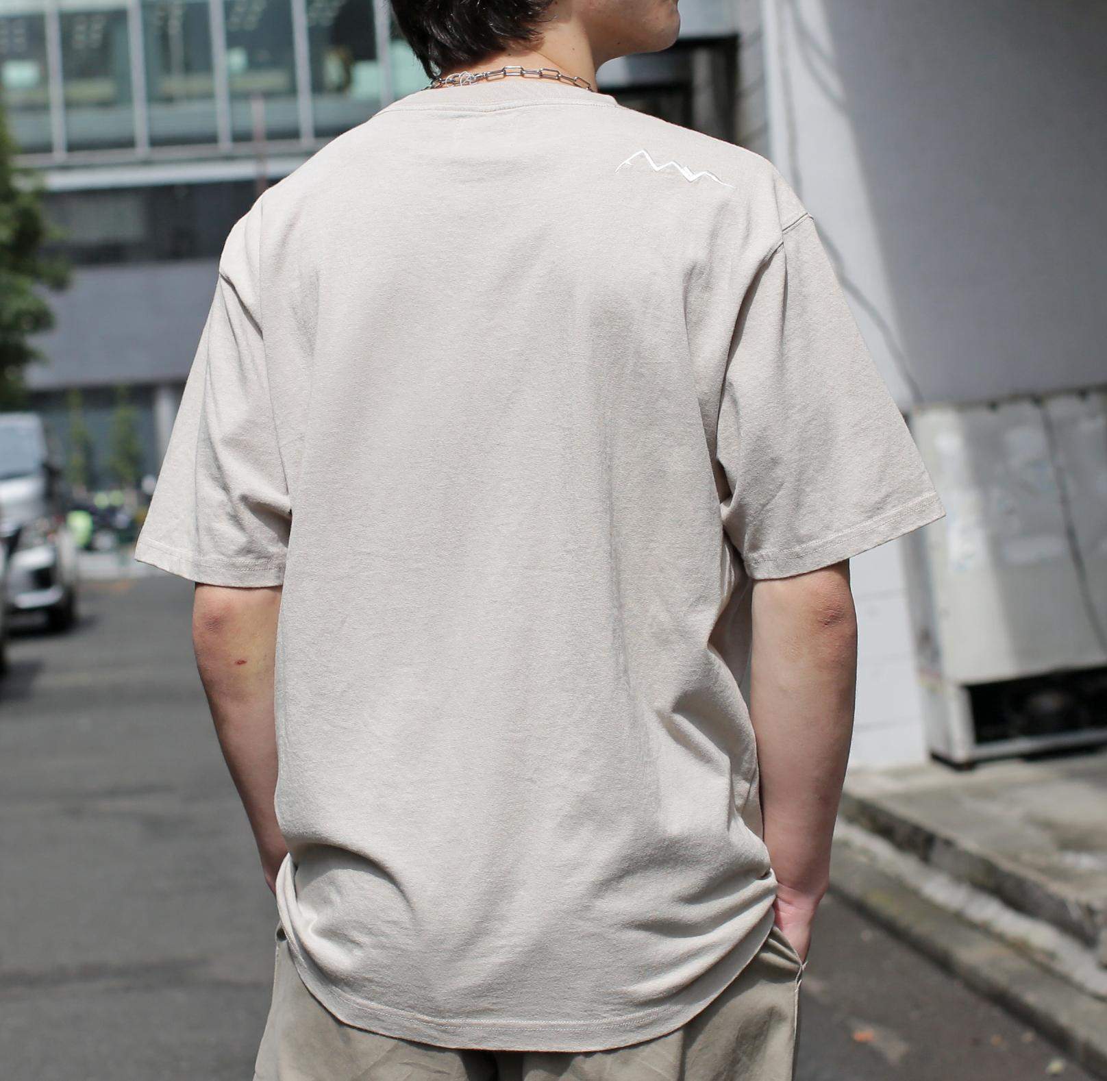 MANASTASH/マナスタッシュ/MANA EMR LOGO TEE ベージュ