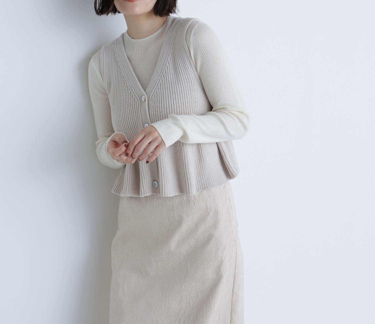 ペプラムベスト＆リブニット ベージュ×オフ