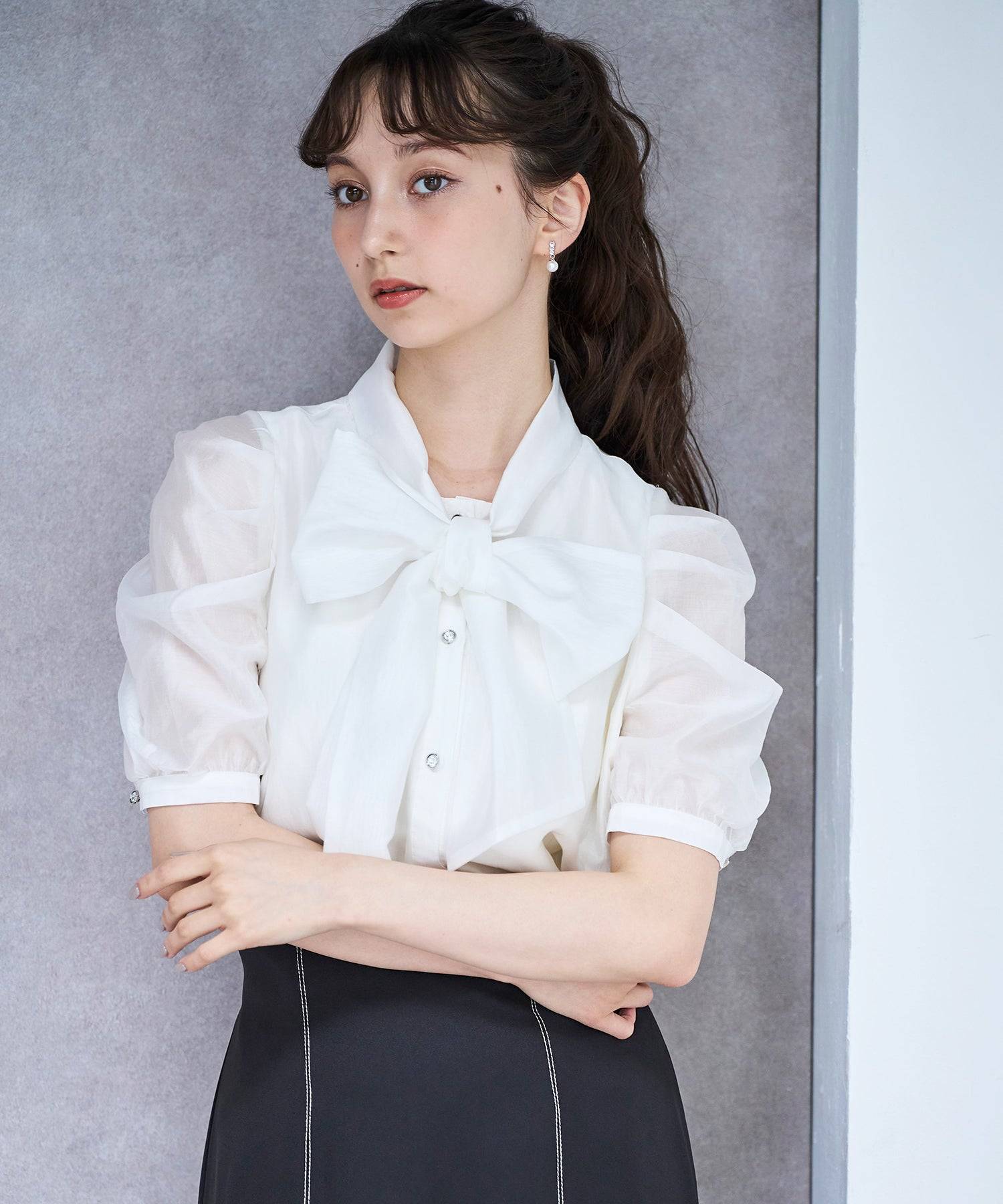 トランテアン ソン ドゥ モード 31 Sons de mode 2025春夏新作 ビジュー釦シアーボウタイブラウス （OFF-WHITE） OFF-WHITE