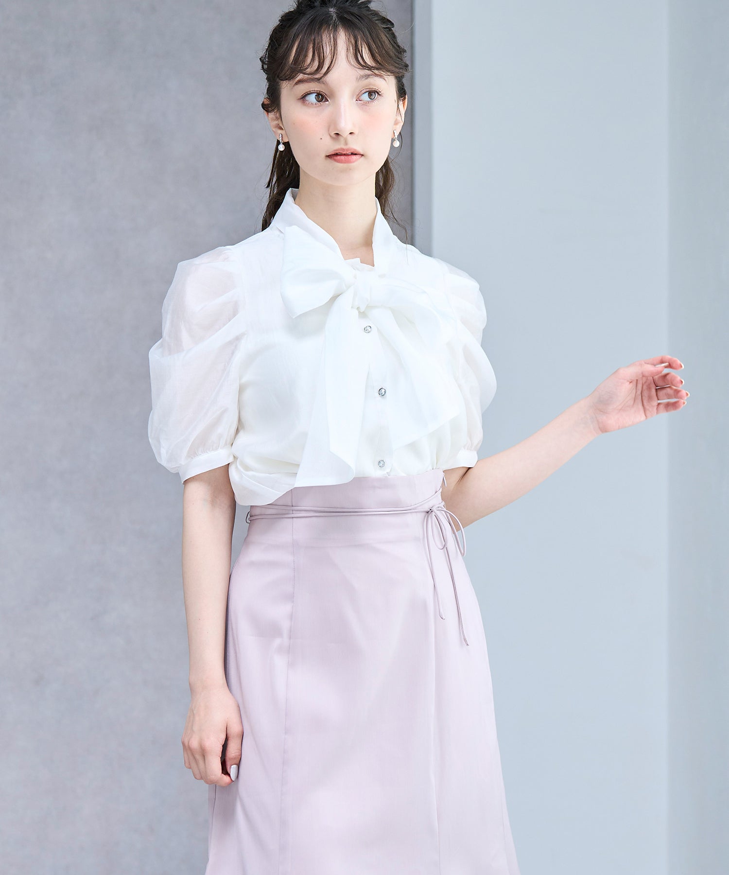 トランテアン ソン ドゥ モード 31 Sons de mode 2025春夏新作 ビジュー釦シアーボウタイブラウス （OFF-WHITE） OFF-WHITE