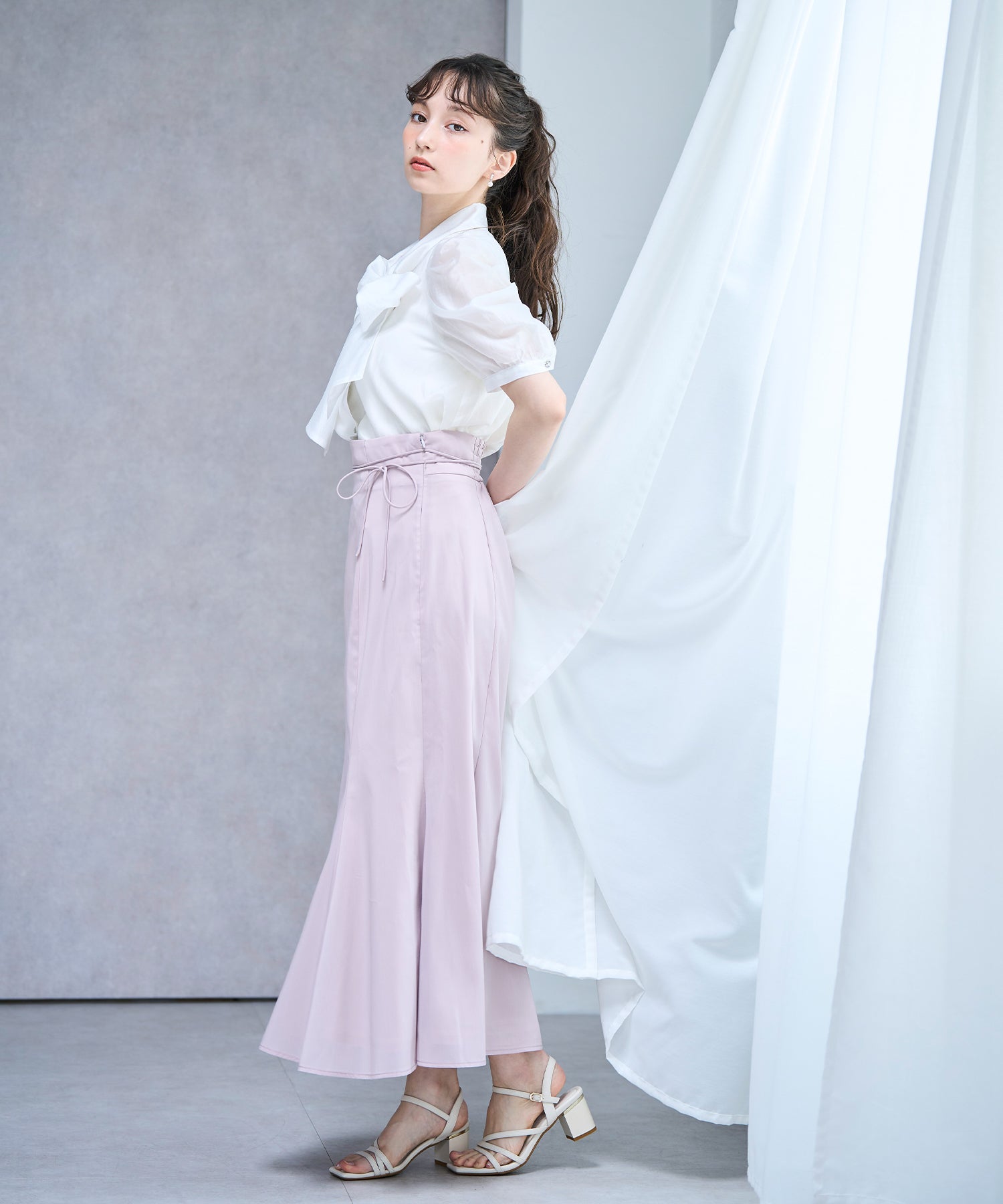 トランテアン ソン ドゥ モード 31 Sons de mode 2025春夏新作 ビジュー釦シアーボウタイブラウス （OFF-WHITE） OFF-WHITE