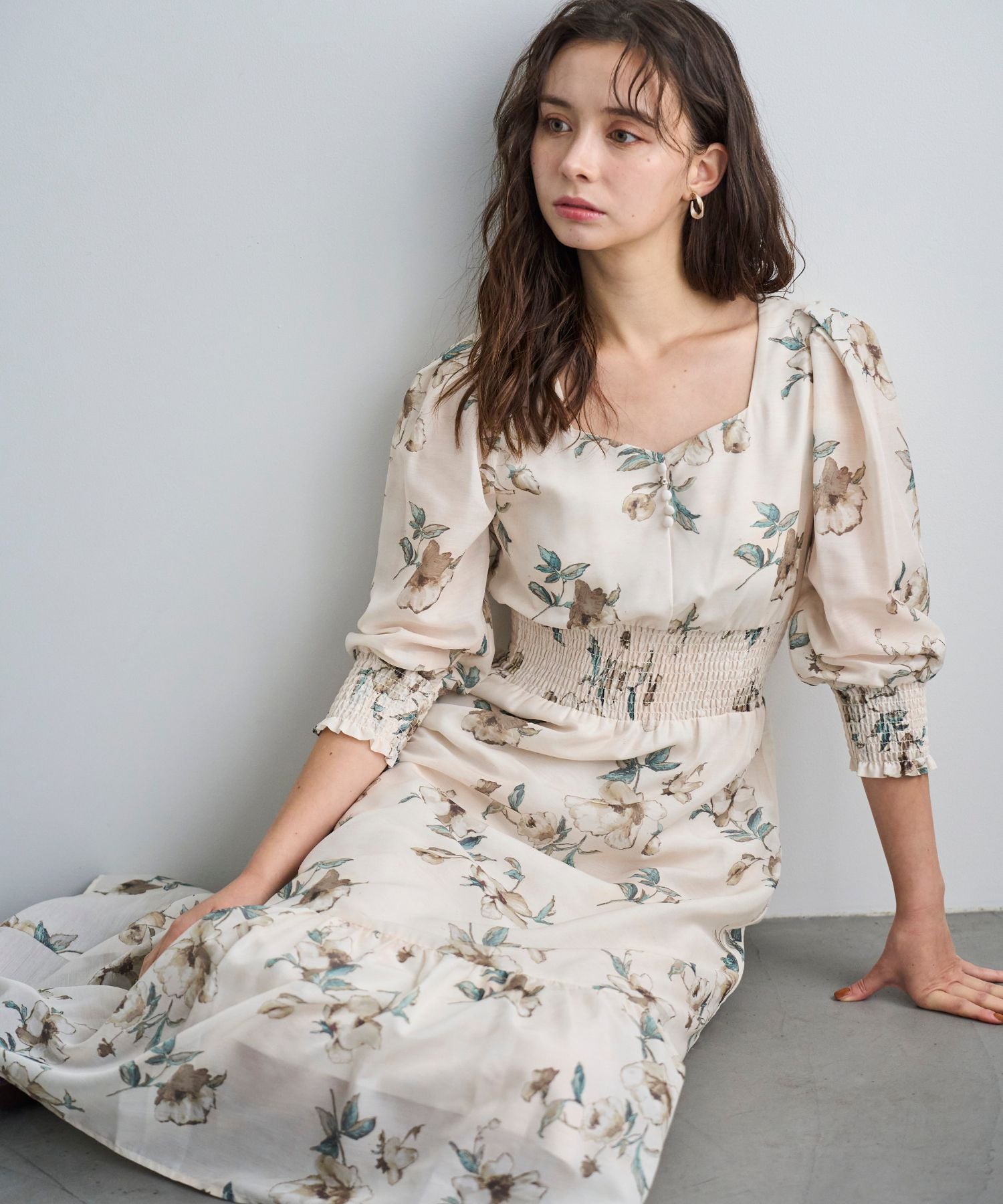 トランテアン ソン ドゥ モード 31 Sons de mode 2025秋冬新作 Vネックギャザーフラワーワンピース TT537407 （BEIGE） BEIGE