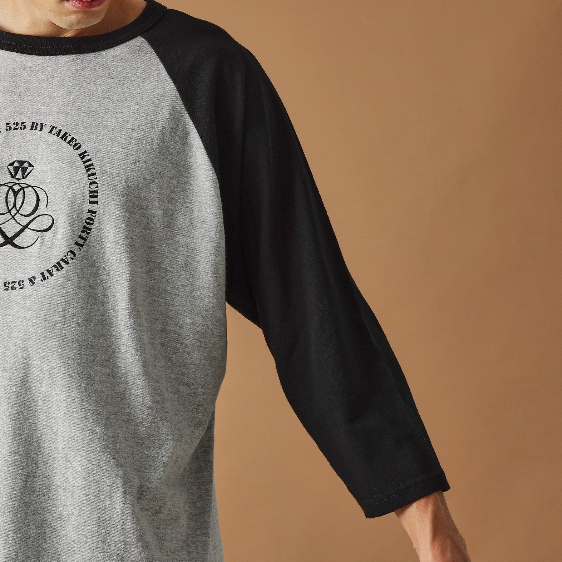 フォーティーカラッツアンドゴーニーゴ 40CARATS&525 【Sサイズ～】アンドマーク7分袖ラグランTシャツ （チャコールグレー(913)） チャコールグレー(913)