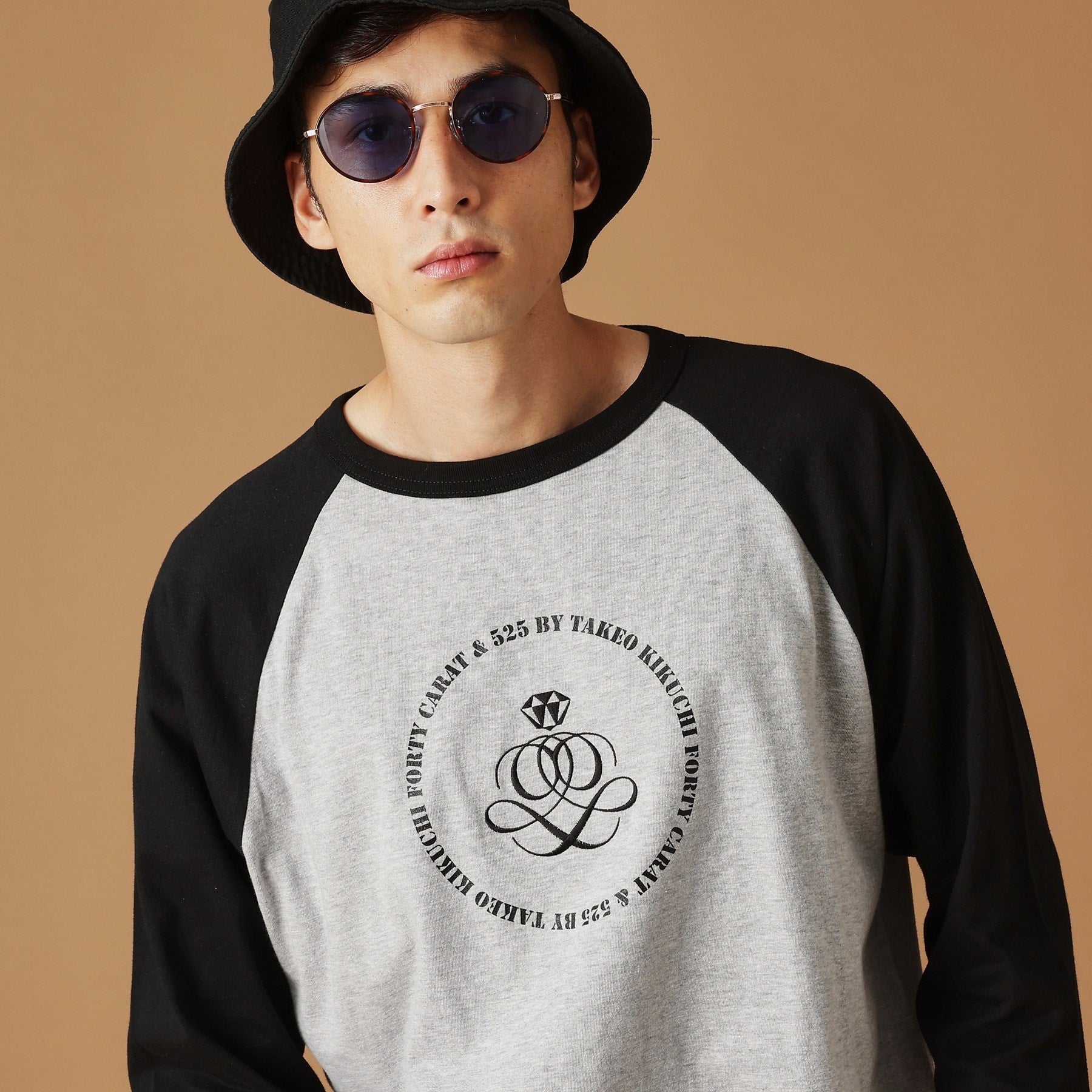 フォーティーカラッツアンドゴーニーゴ 40CARATS&525 【Sサイズ～】アンドマーク7分袖ラグランTシャツ （チャコールグレー(913)） チャコールグレー(913)