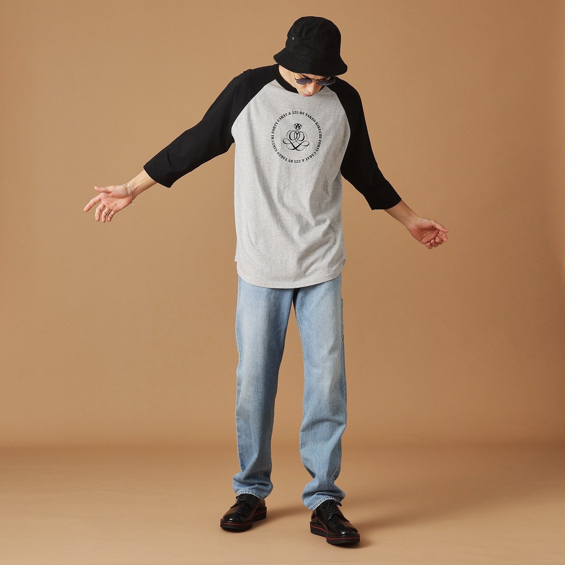 フォーティーカラッツアンドゴーニーゴ 40CARATS&525 【Sサイズ～】アンドマーク7分袖ラグランTシャツ （チャコールグレー(913)） チャコールグレー(913)