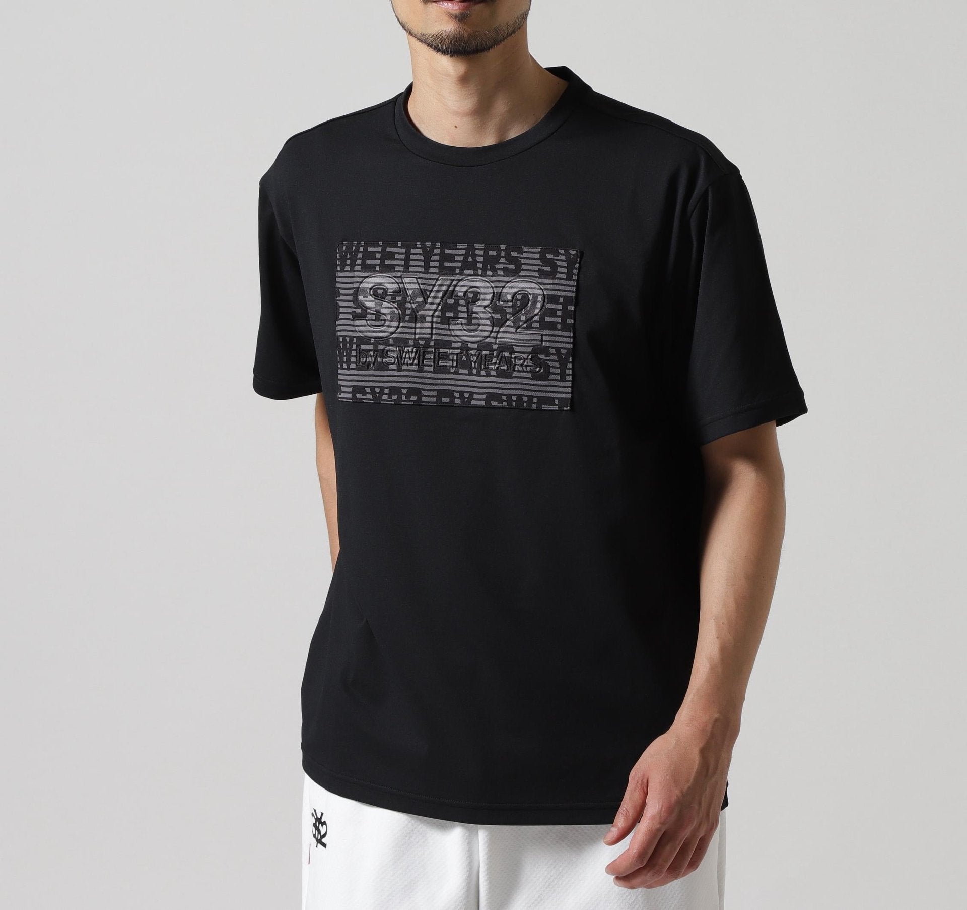 SY32 y SWEET YEA>S/エスワイサーティトゥ バイ スィートイヤーズ/JACQUA>D EMROSS LOGO TEE ブラック