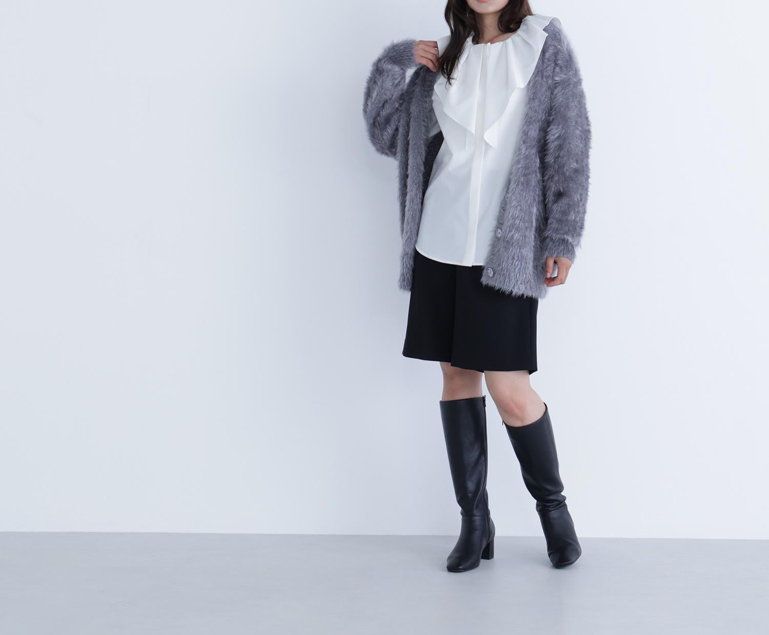 ヘアリーラメニットシリーズ Vネックカーディガン チャコール1