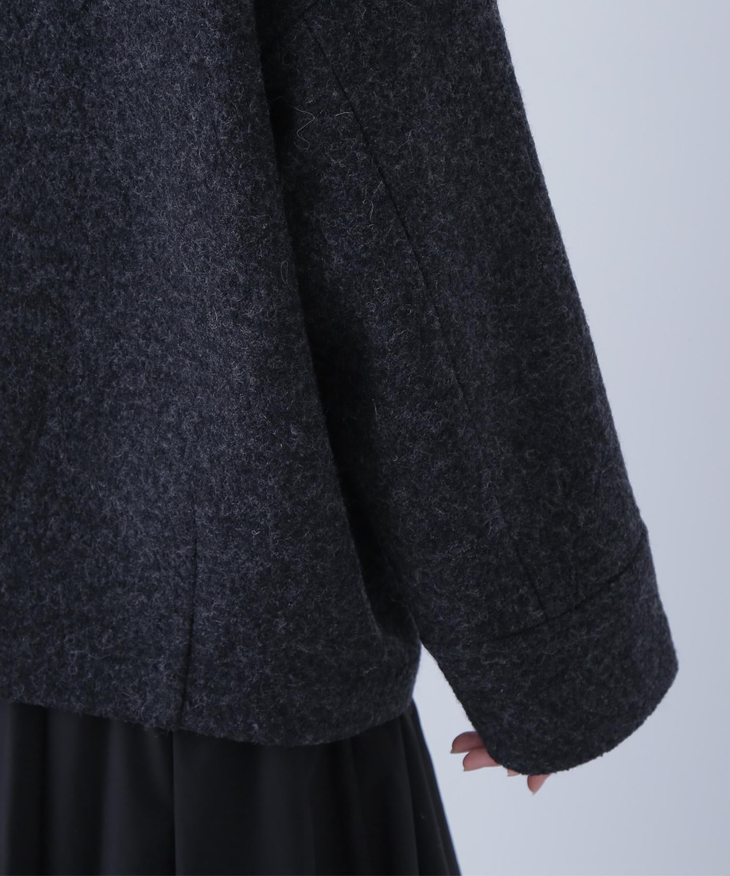 ウーリーフォルムハーフコート チャコール1