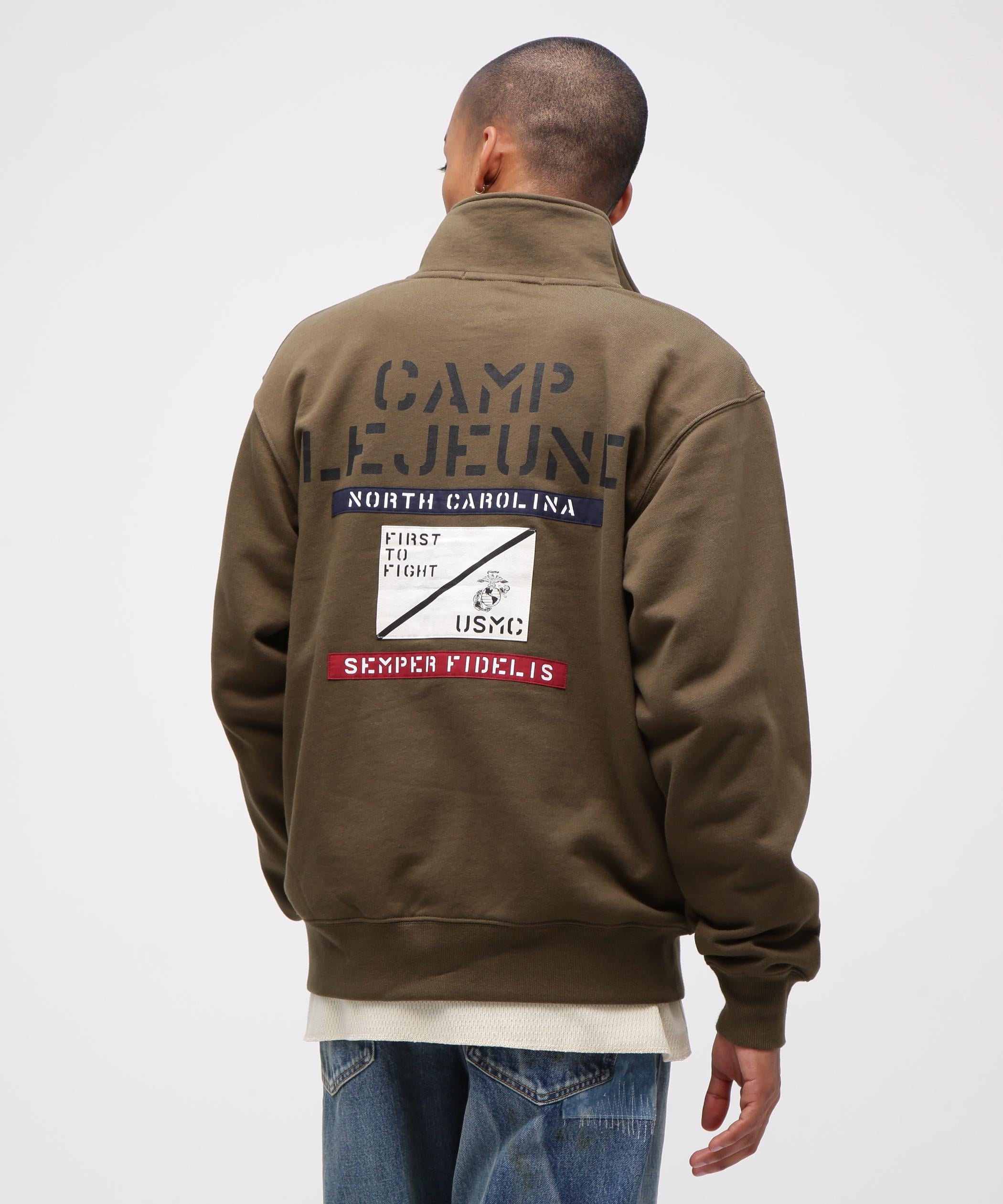 《直営店限定》CAMP LEJEUNE PATCHED STAND ZIP SWEAT オリーブ