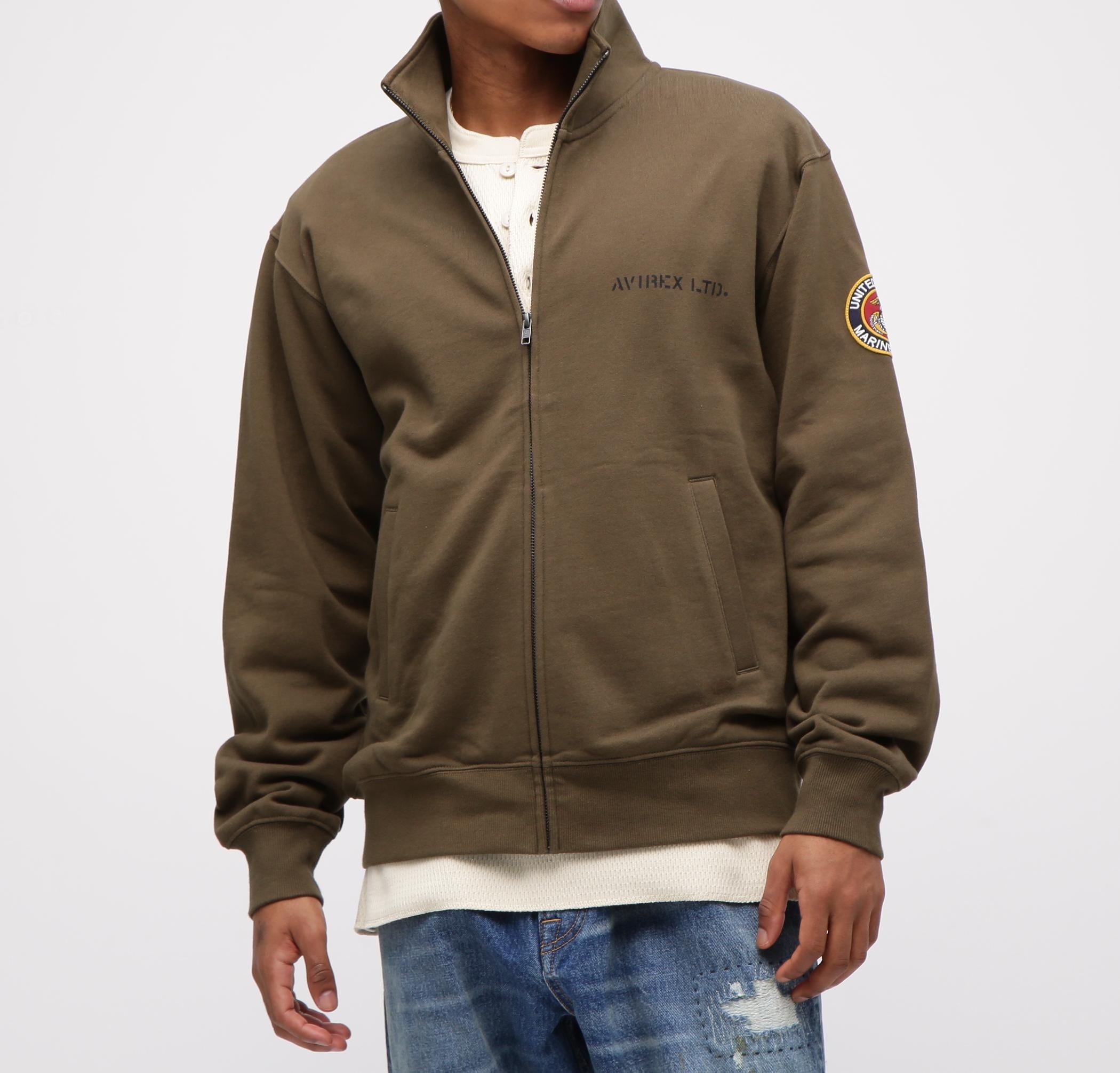 《直営店限定》CAMP LEJEUNE PATCHED STAND ZIP SWEAT オリーブ