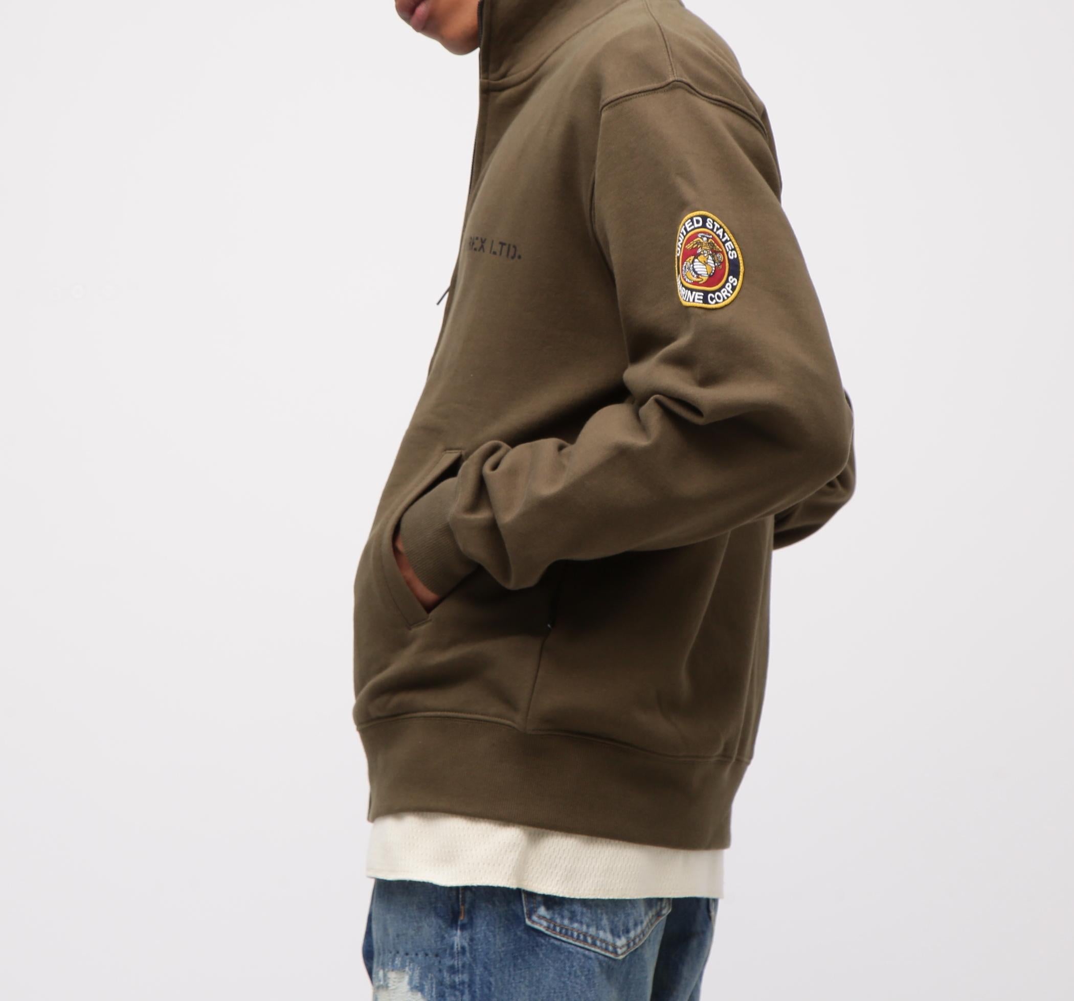 《直営店限定》CAMP LEJEUNE PATCHED STAND ZIP SWEAT オリーブ