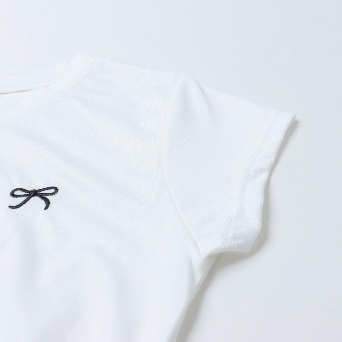 アンドカワイイ And Kawaii ミニリボン刺繍入り ベーシックフィットTシャツ コットンラウンドネック半袖 （ホワイト） ホワイト