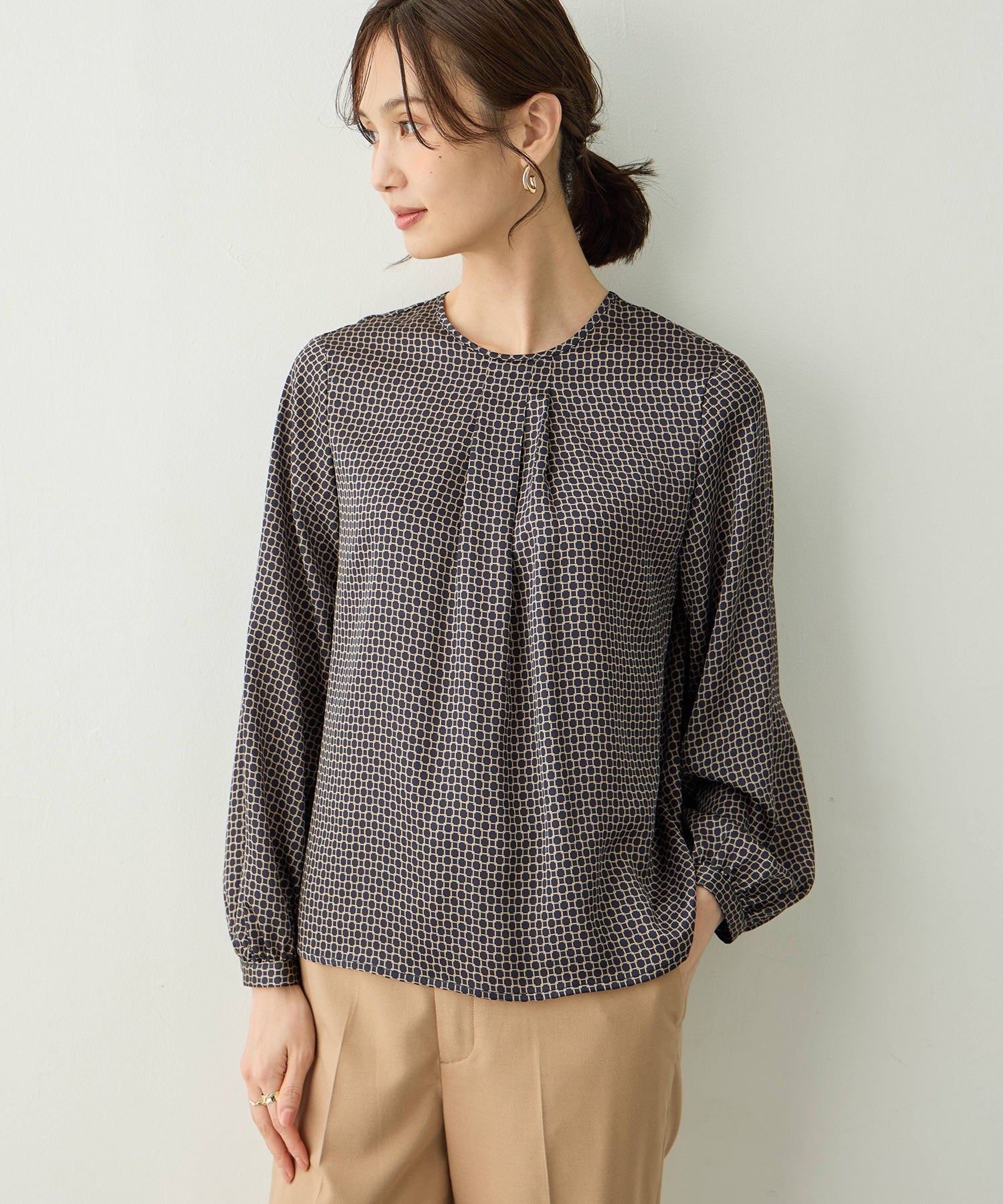 エーシーデザインバイアルファキュービック A/C DESIGN BY ALPHA CUBIC チェーンプリントブラウス （ネイビー） ネイビー