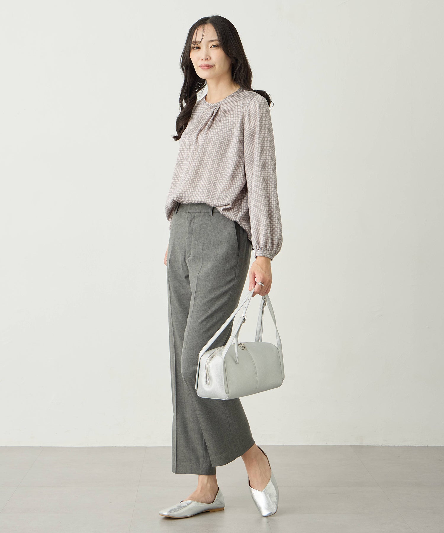 エーシーデザインバイアルファキュービック A/C DESIGN BY ALPHA CUBIC チェーンプリントブラウス （ネイビー） ネイビー