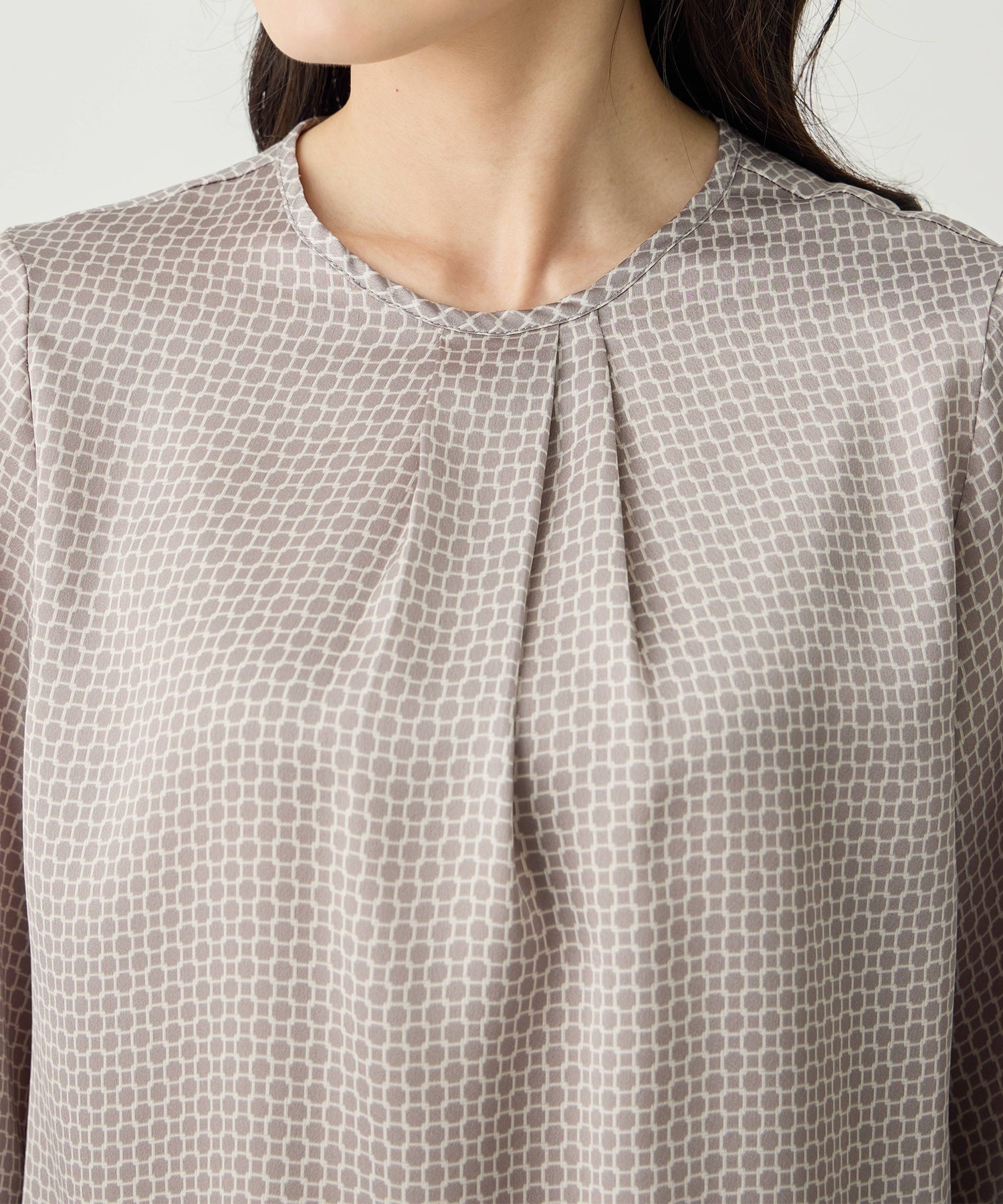 エーシーデザインバイアルファキュービック A/C DESIGN BY ALPHA CUBIC チェーンプリントブラウス （ネイビー） ネイビー