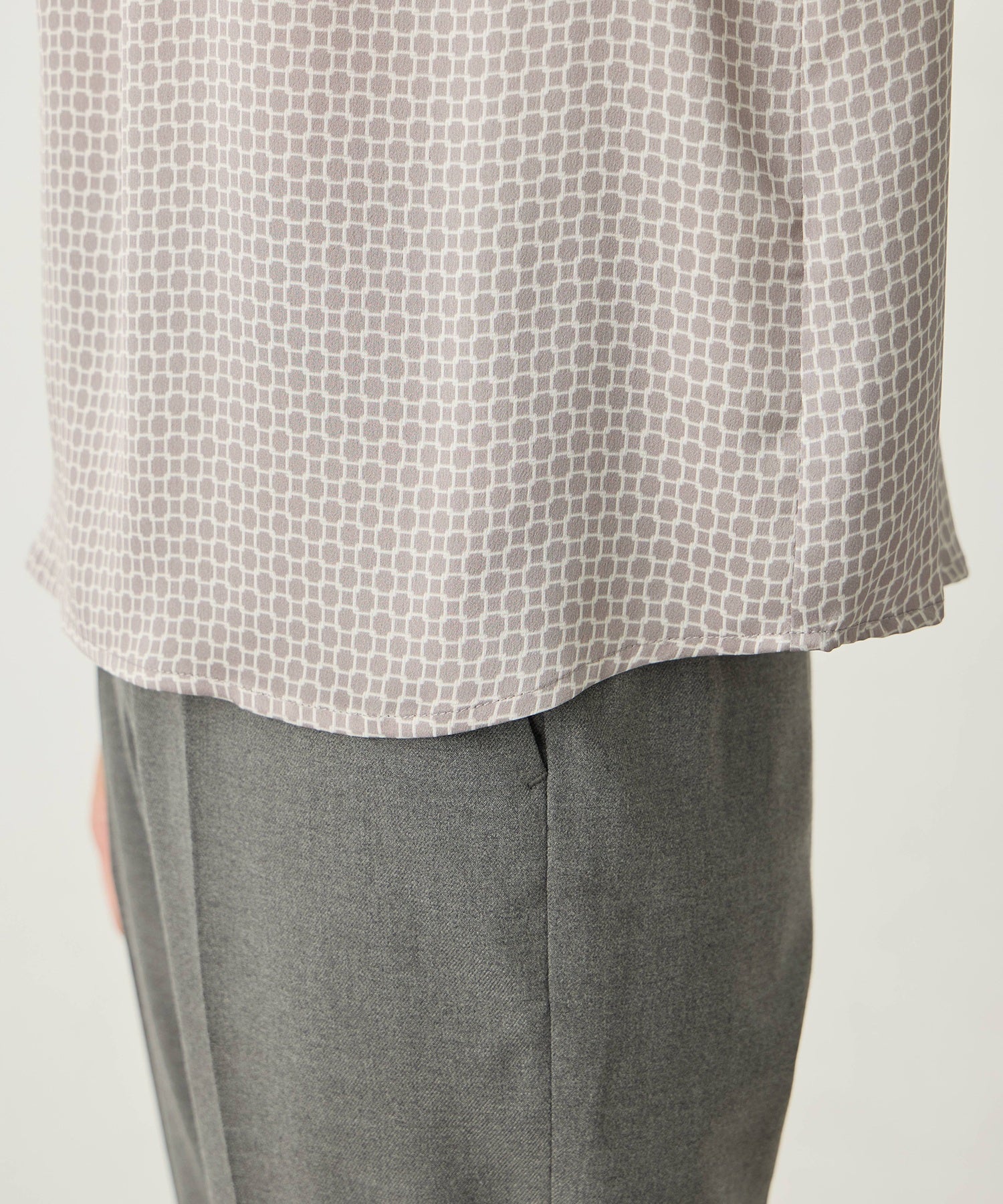 エーシーデザインバイアルファキュービック A/C DESIGN BY ALPHA CUBIC チェーンプリントブラウス （ネイビー） ネイビー